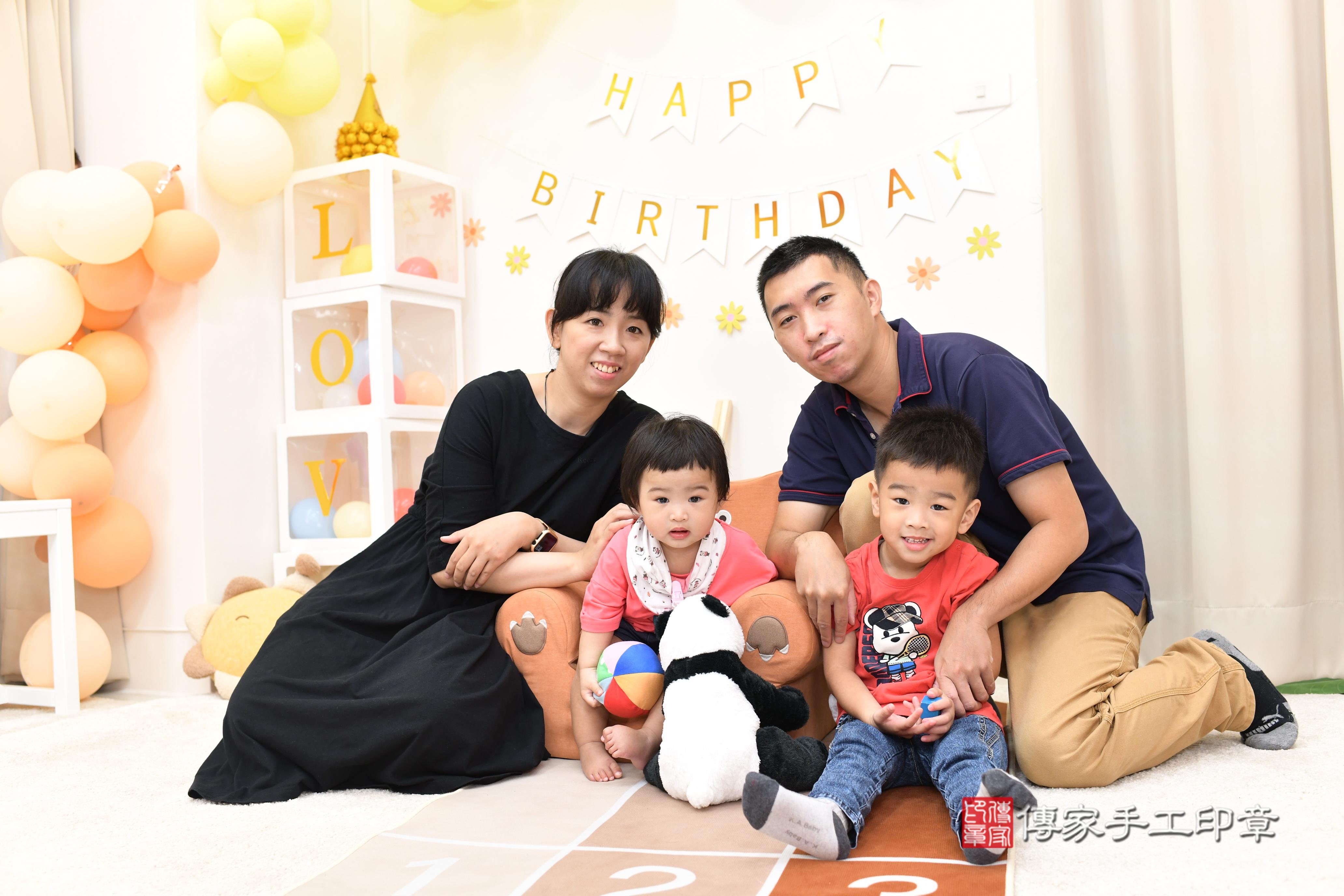 傳家手工印章高雄店、抓周、度脺、中國風會場、傳家嬰兒古禮、吉祥話、抓周道具物品24種、拍照。抓周證書。寶寶抓周、滿周歲、生日快樂、祝福 傳家手工印章高雄店、抓周、度脺、中國風會場、傳家嬰兒古禮、吉祥話、抓周道具物品24種、拍照。抓周證書。寶寶抓周、滿周歲、生日快樂、祝福