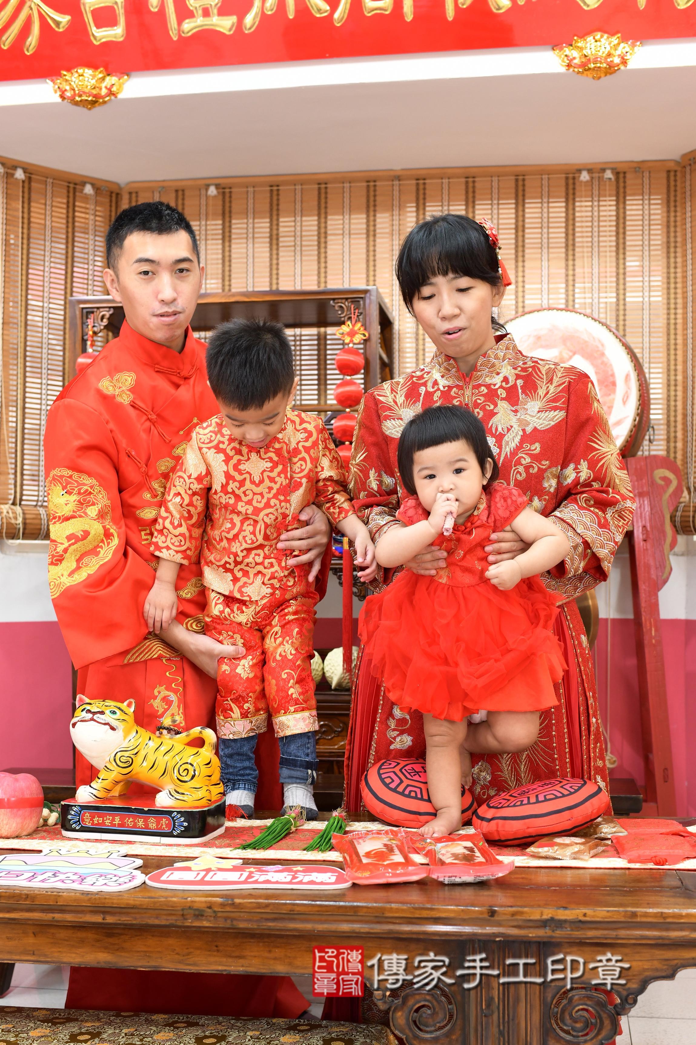 傳家手工印章高雄店、抓周、度脺、中國風會場、傳家嬰兒古禮、吉祥話、抓周道具物品24種、拍照。抓周證書。寶寶抓周、滿周歲、生日快樂、祝福 傳家手工印章高雄店、抓周、度脺、中國風會場、傳家嬰兒古禮、吉祥話、抓周道具物品24種、拍照。抓周證書。寶寶抓周、滿周歲、生日快樂、祝福