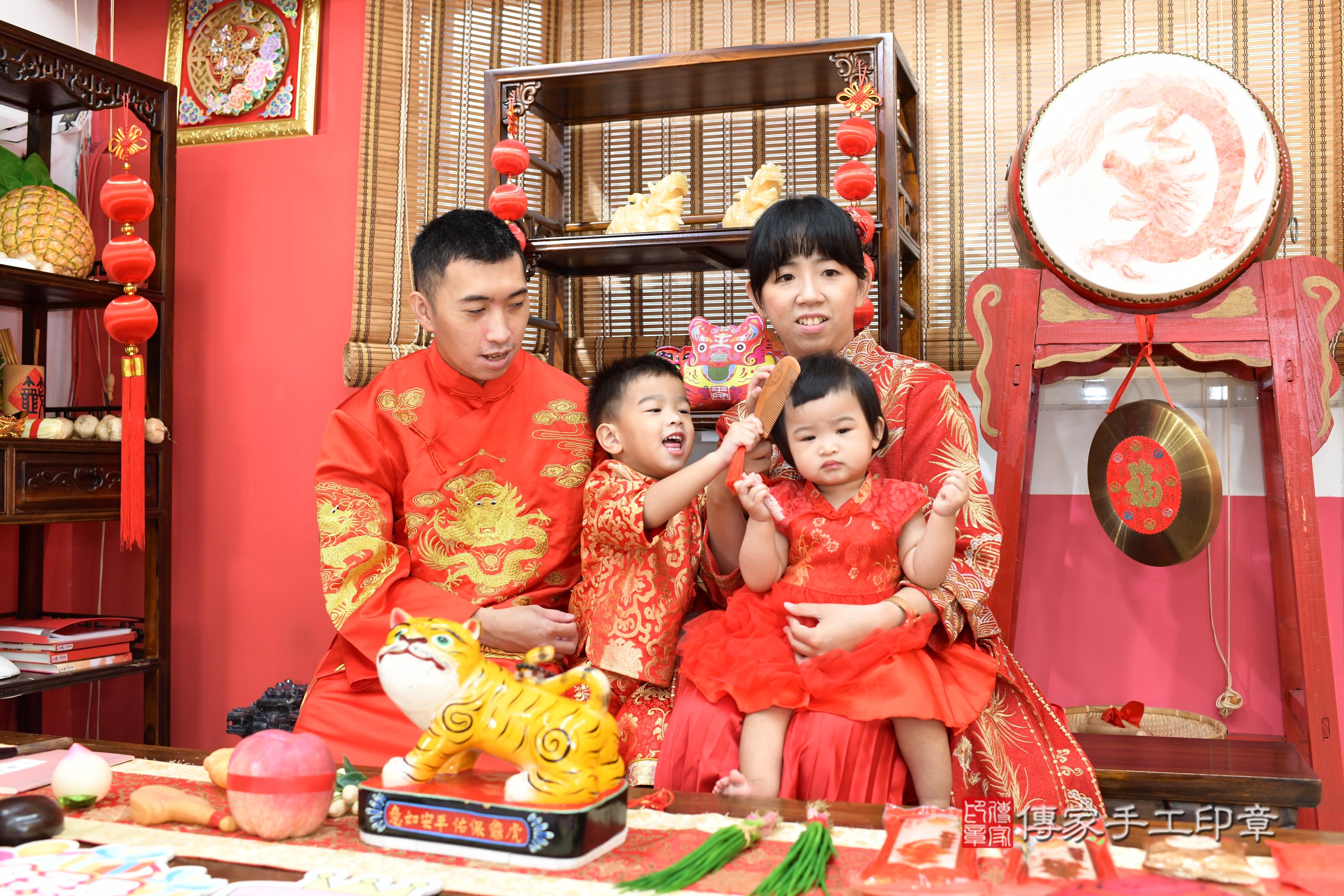 傳家手工印章高雄店、抓周、度脺、中國風會場、傳家嬰兒古禮、吉祥話、抓周道具物品24種、拍照。抓周證書。寶寶抓周、滿周歲、生日快樂、祝福 傳家手工印章高雄店、抓周、度脺、中國風會場、傳家嬰兒古禮、吉祥話、抓周道具物品24種、拍照。抓周證書。寶寶抓周、滿周歲、生日快樂、祝福