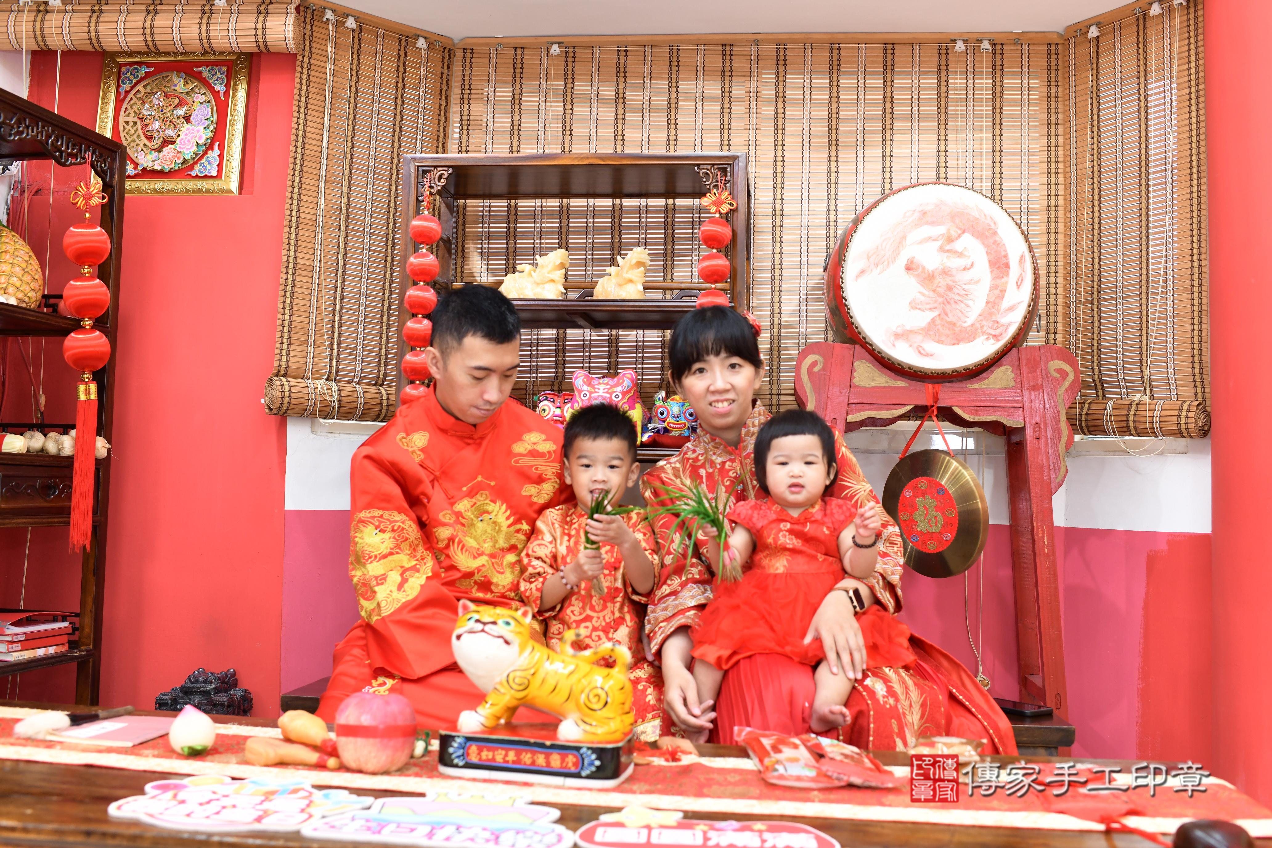 傳家手工印章高雄店、抓周、度脺、中國風會場、傳家嬰兒古禮、吉祥話、抓周道具物品24種、拍照。抓周證書。寶寶抓周、滿周歲、生日快樂、祝福 傳家手工印章高雄店、抓周、度脺、中國風會場、傳家嬰兒古禮、吉祥話、抓周道具物品24種、拍照。抓周證書。寶寶抓周、滿周歲、生日快樂、祝福