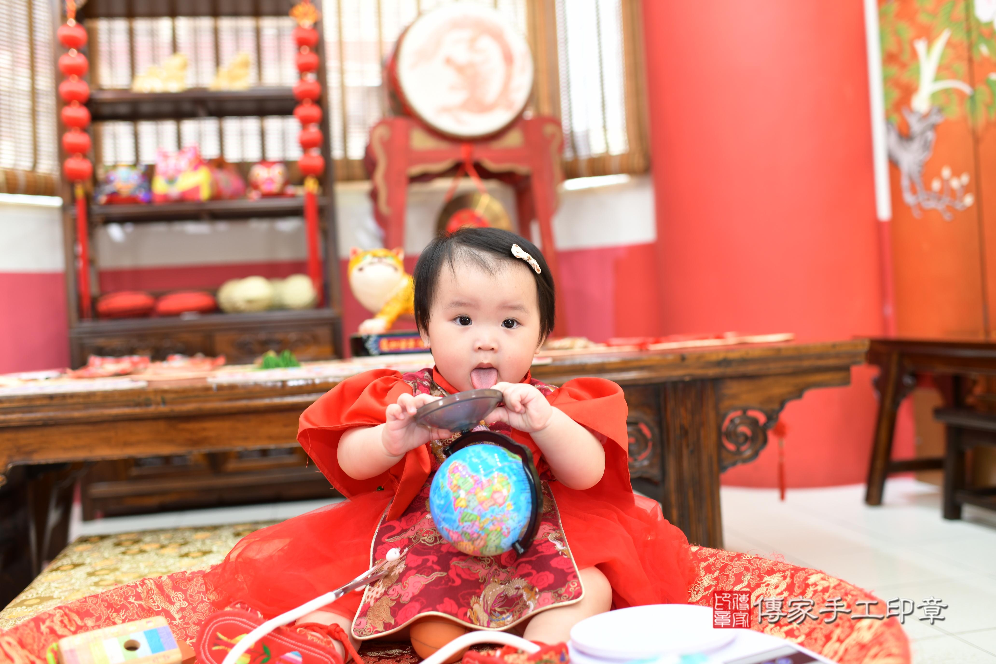 傳家手工印章高雄店、抓周、度脺、中國風會場、傳家嬰兒古禮、吉祥話、抓周道具物品24種、拍照。抓周證書。寶寶抓周、滿周歲、生日快樂、祝福 傳家手工印章高雄店、抓周、度脺、中國風會場、傳家嬰兒古禮、吉祥話、抓周道具物品24種、拍照。抓周證書。寶寶抓周、滿周歲、生日快樂、祝福