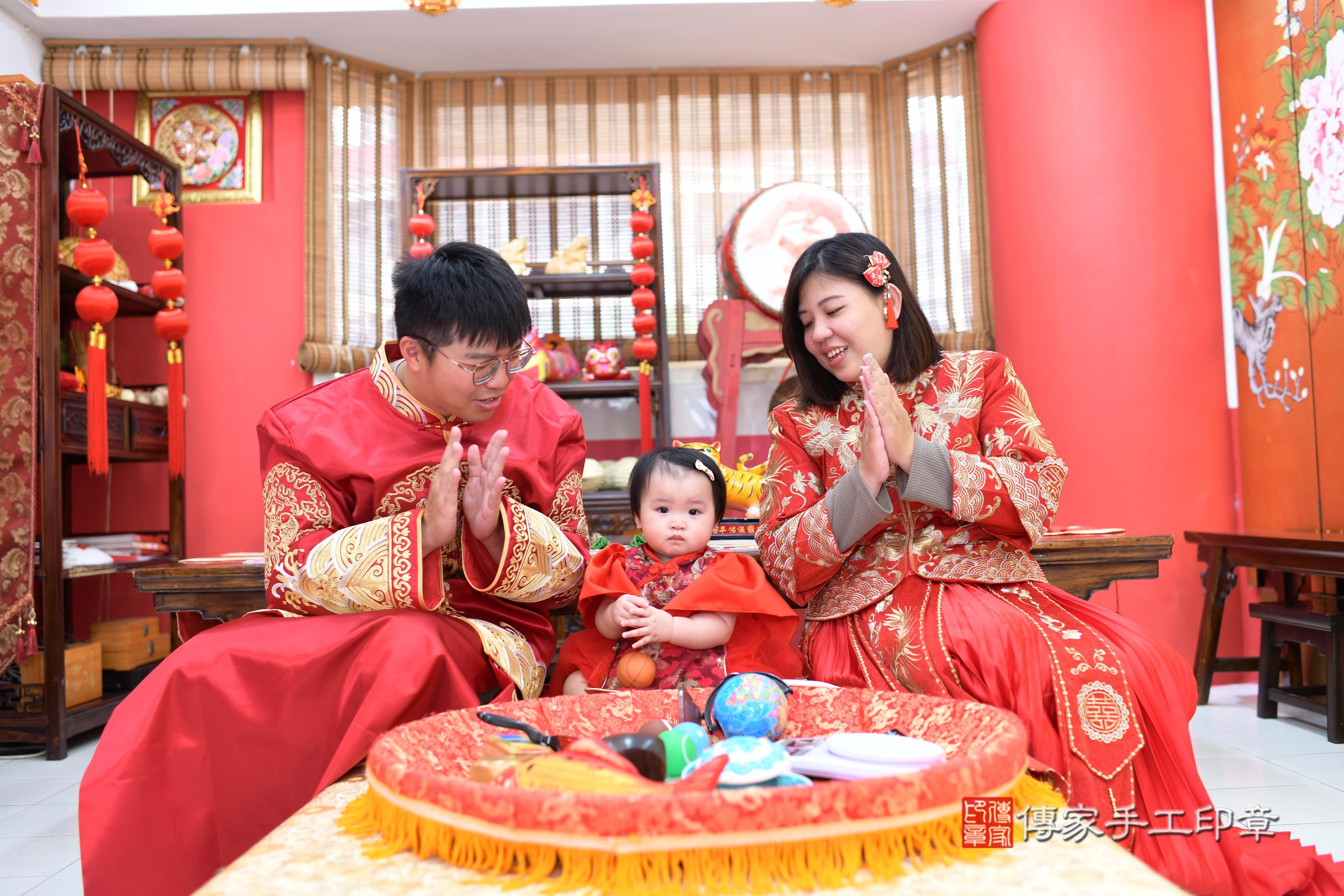 傳家手工印章高雄店、抓周、度脺、中國風會場、傳家嬰兒古禮、吉祥話、抓周道具物品24種、拍照。抓周證書。寶寶抓周、滿周歲、生日快樂、祝福 傳家手工印章高雄店、抓周、度脺、中國風會場、傳家嬰兒古禮、吉祥話、抓周道具物品24種、拍照。抓周證書。寶寶抓周、滿周歲、生日快樂、祝福