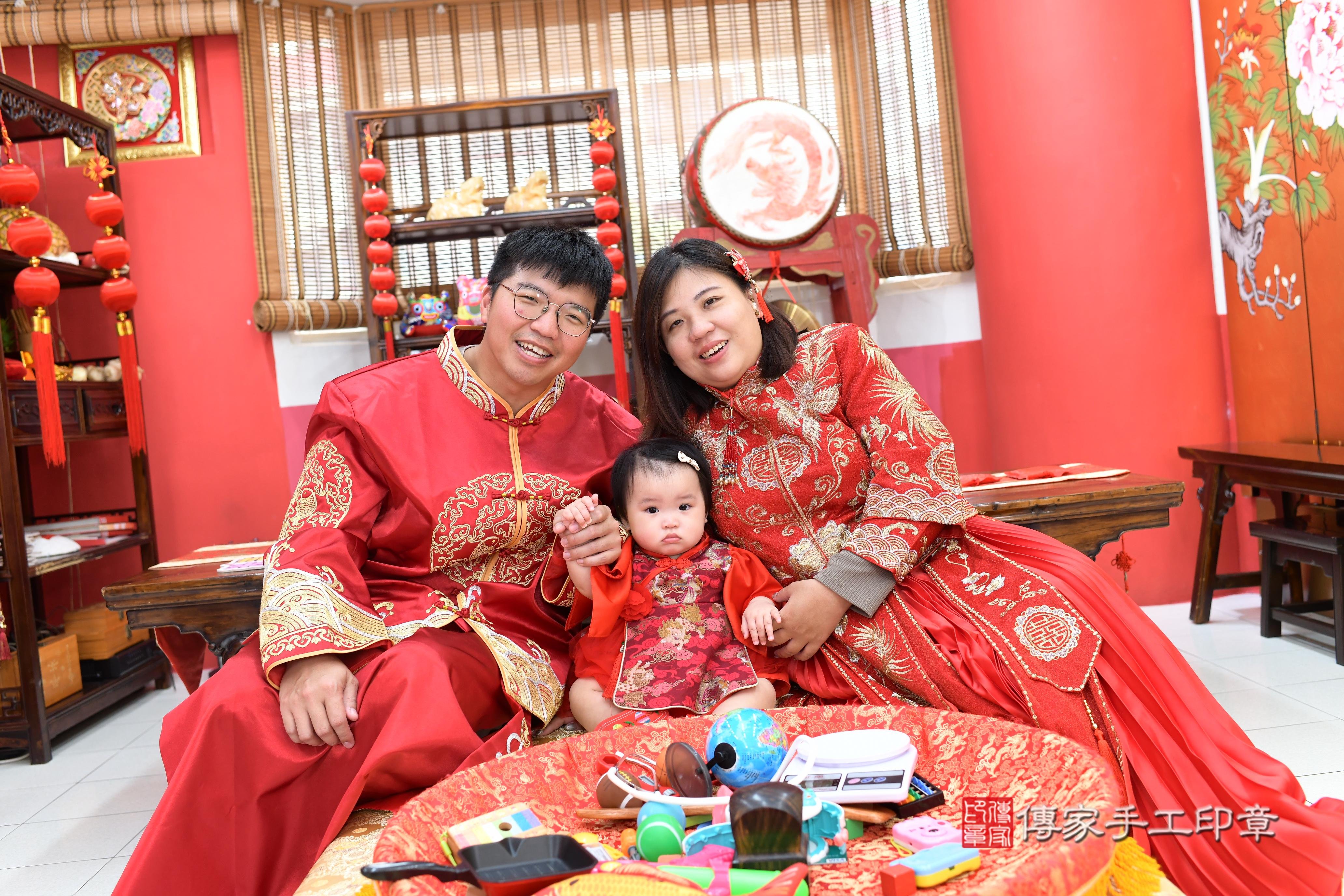 傳家手工印章高雄店、抓周、度脺、中國風會場、傳家嬰兒古禮、吉祥話、抓周道具物品24種、拍照。抓周證書。寶寶抓周、滿周歲、生日快樂、祝福 傳家手工印章高雄店、抓周、度脺、中國風會場、傳家嬰兒古禮、吉祥話、抓周道具物品24種、拍照。抓周證書。寶寶抓周、滿周歲、生日快樂、祝福