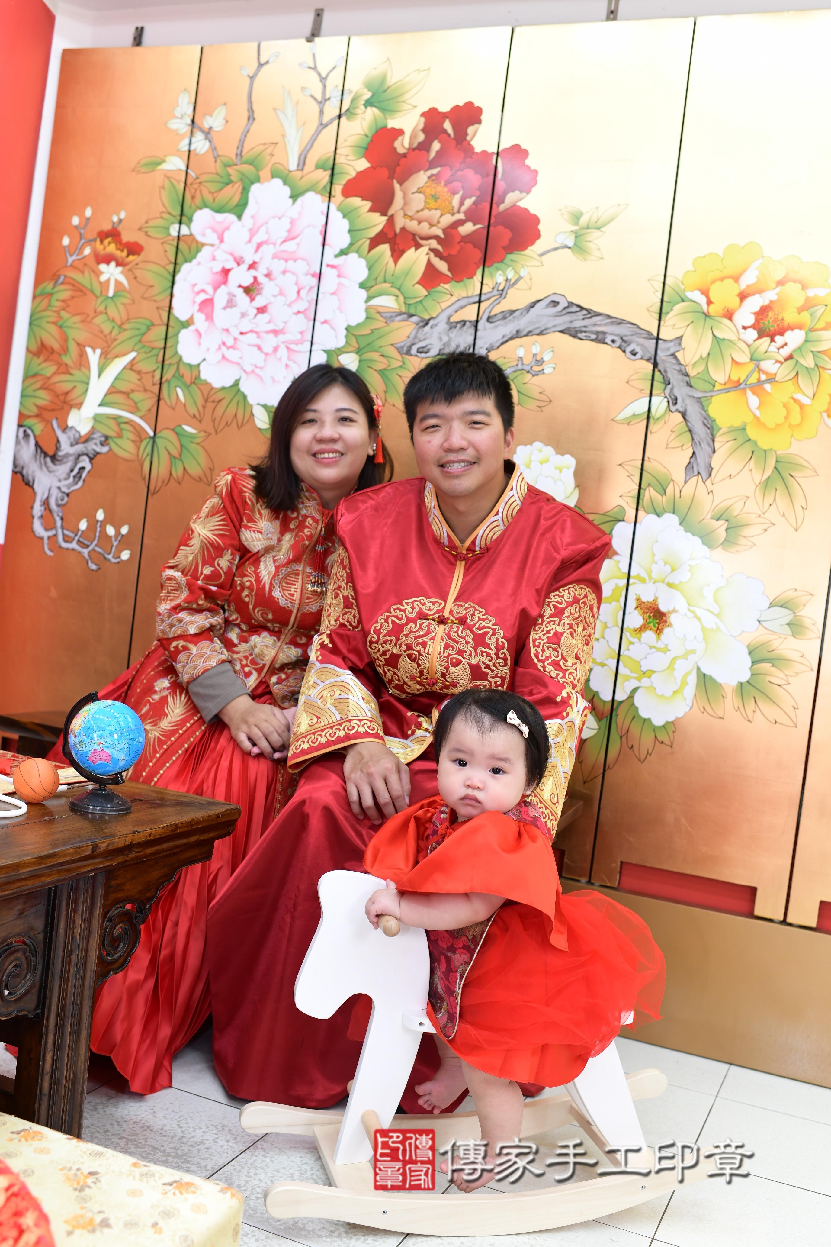 傳家手工印章高雄店、抓周、度脺、中國風會場、傳家嬰兒古禮、吉祥話、抓周道具物品24種、拍照。抓周證書。寶寶抓周、滿周歲、生日快樂、祝福 傳家手工印章高雄店、抓周、度脺、中國風會場、傳家嬰兒古禮、吉祥話、抓周道具物品24種、拍照。抓周證書。寶寶抓周、滿周歲、生日快樂、祝福