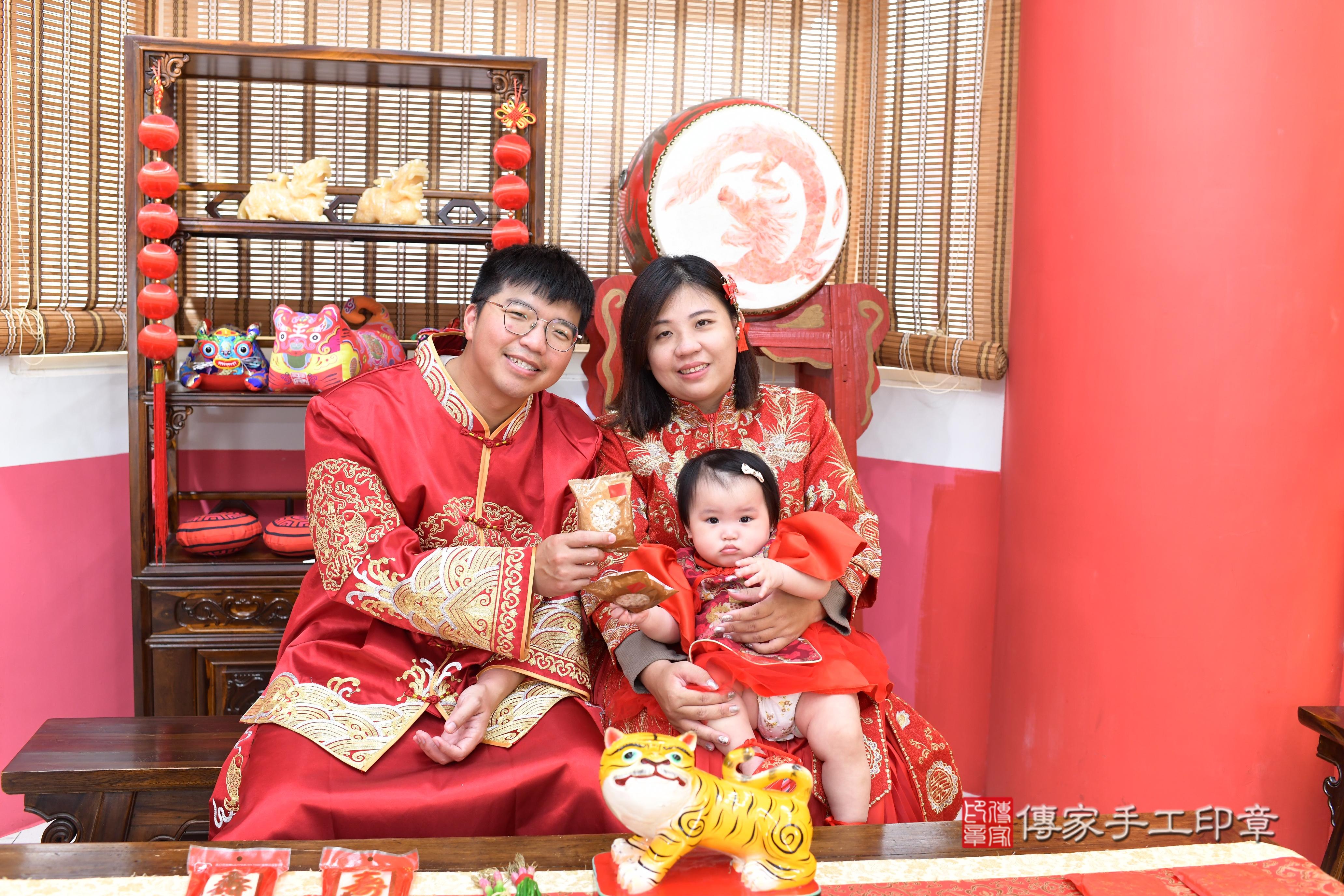 傳家手工印章高雄店、抓周、度脺、中國風會場、傳家嬰兒古禮、吉祥話、抓周道具物品24種、拍照。抓周證書。寶寶抓周、滿周歲、生日快樂、祝福 傳家手工印章高雄店、抓周、度脺、中國風會場、傳家嬰兒古禮、吉祥話、抓周道具物品24種、拍照。抓周證書。寶寶抓周、滿周歲、生日快樂、祝福