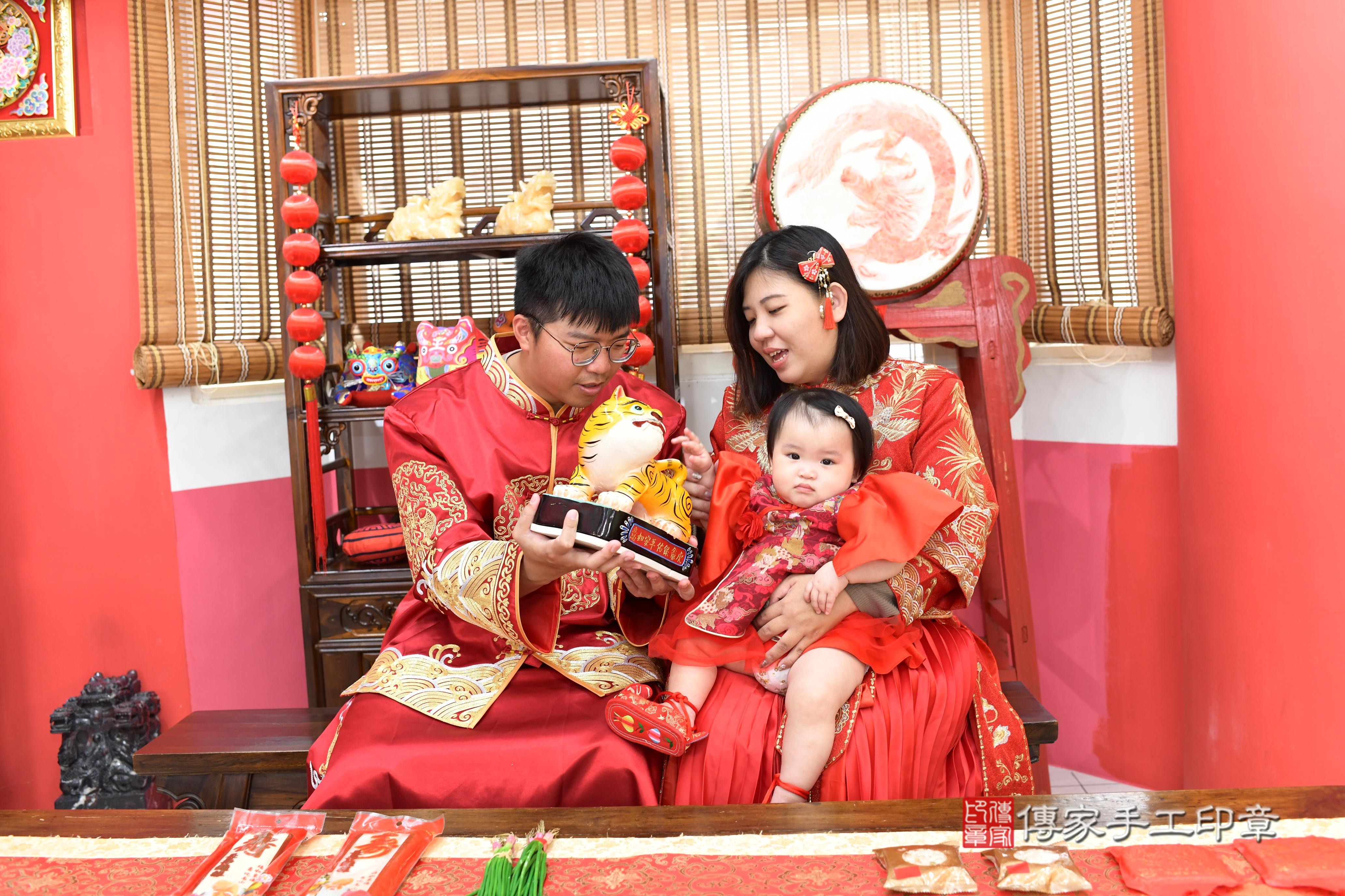 傳家手工印章高雄店、抓周、度脺、中國風會場、傳家嬰兒古禮、吉祥話、抓周道具物品24種、拍照。抓周證書。寶寶抓周、滿周歲、生日快樂、祝福 傳家手工印章高雄店、抓周、度脺、中國風會場、傳家嬰兒古禮、吉祥話、抓周道具物品24種、拍照。抓周證書。寶寶抓周、滿周歲、生日快樂、祝福