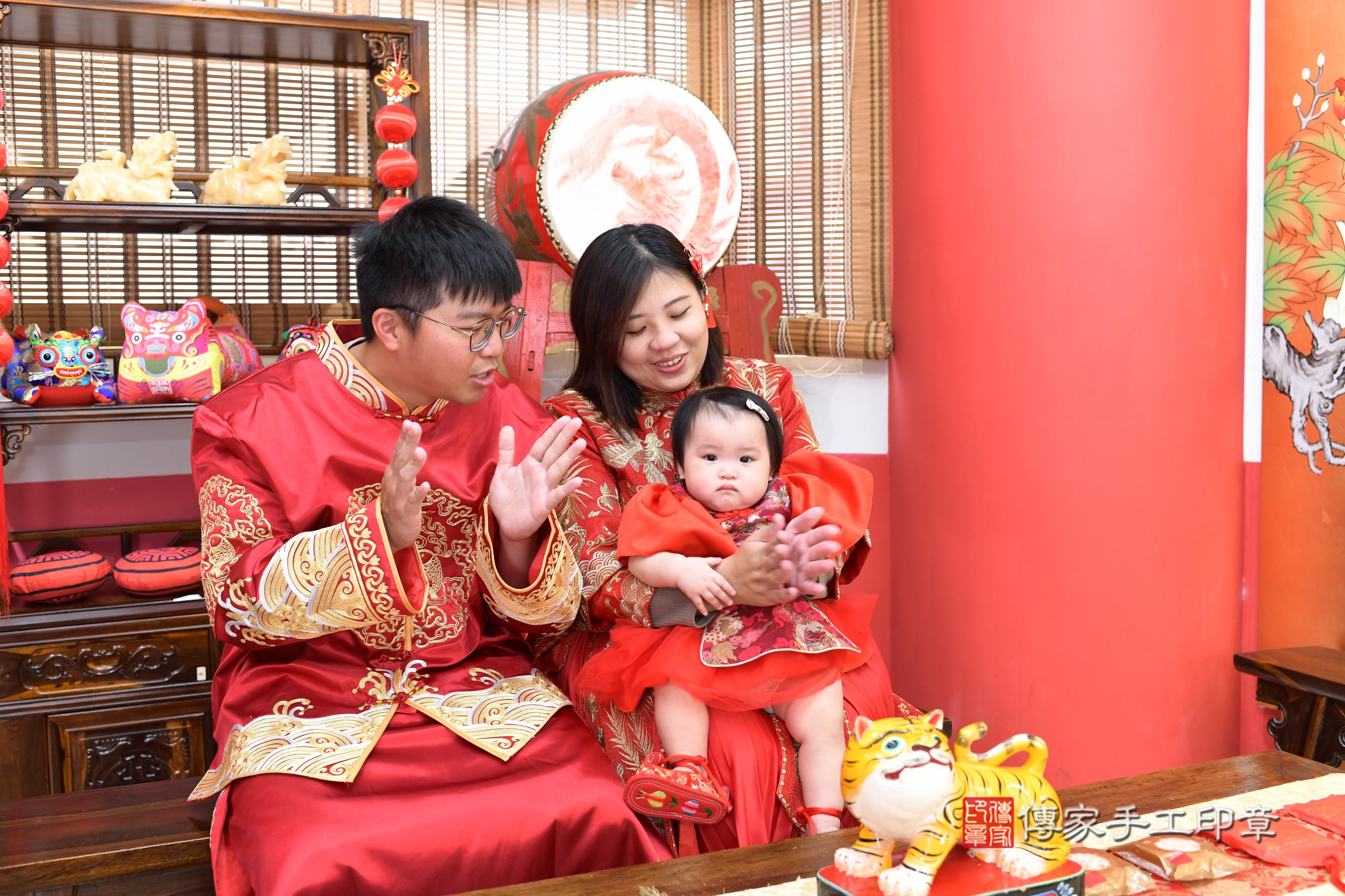 傳家手工印章高雄店、抓周、度脺、中國風會場、傳家嬰兒古禮、吉祥話、抓周道具物品24種、拍照。抓周證書。寶寶抓周、滿周歲、生日快樂、祝福 傳家手工印章高雄店、抓周、度脺、中國風會場、傳家嬰兒古禮、吉祥話、抓周道具物品24種、拍照。抓周證書。寶寶抓周、滿周歲、生日快樂、祝福