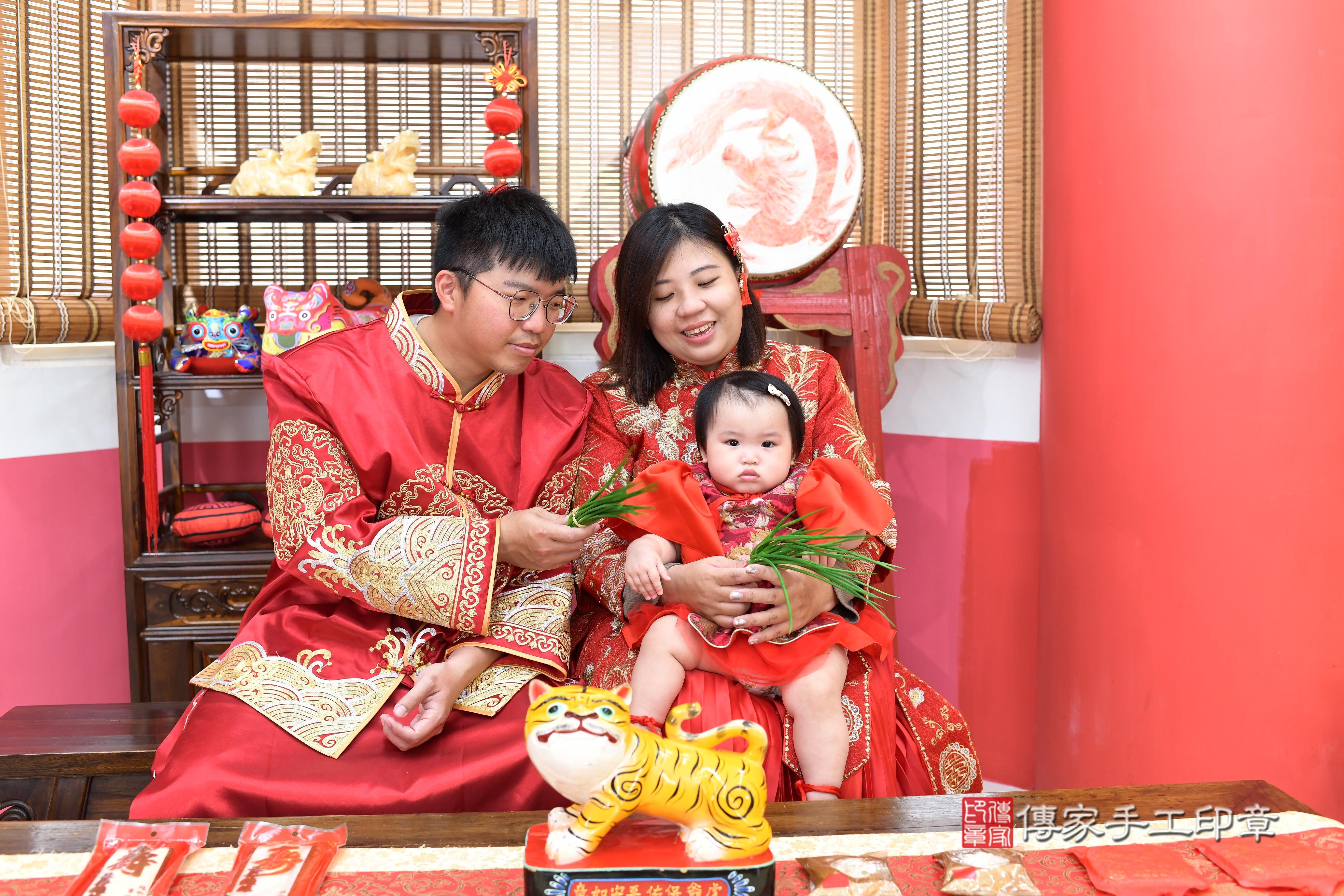 傳家手工印章高雄店、抓周、度脺、中國風會場、傳家嬰兒古禮、吉祥話、抓周道具物品24種、拍照。抓周證書。寶寶抓周、滿周歲、生日快樂、祝福 傳家手工印章高雄店、抓周、度脺、中國風會場、傳家嬰兒古禮、吉祥話、抓周道具物品24種、拍照。抓周證書。寶寶抓周、滿周歲、生日快樂、祝福