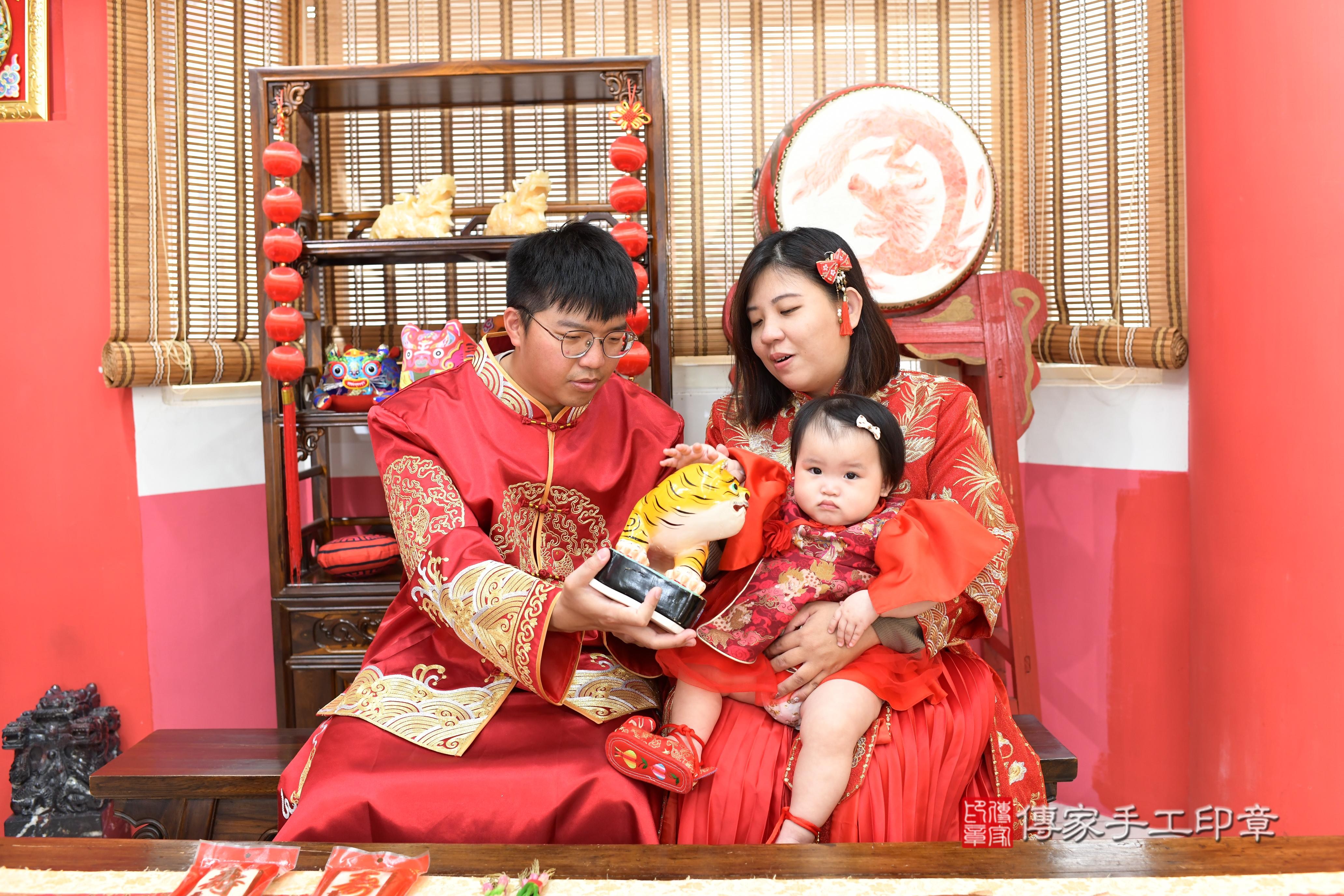 傳家手工印章高雄店、抓周、度脺、中國風會場、傳家嬰兒古禮、吉祥話、抓周道具物品24種、拍照。抓周證書。寶寶抓周、滿周歲、生日快樂、祝福 傳家手工印章高雄店、抓周、度脺、中國風會場、傳家嬰兒古禮、吉祥話、抓周道具物品24種、拍照。抓周證書。寶寶抓周、滿周歲、生日快樂、祝福