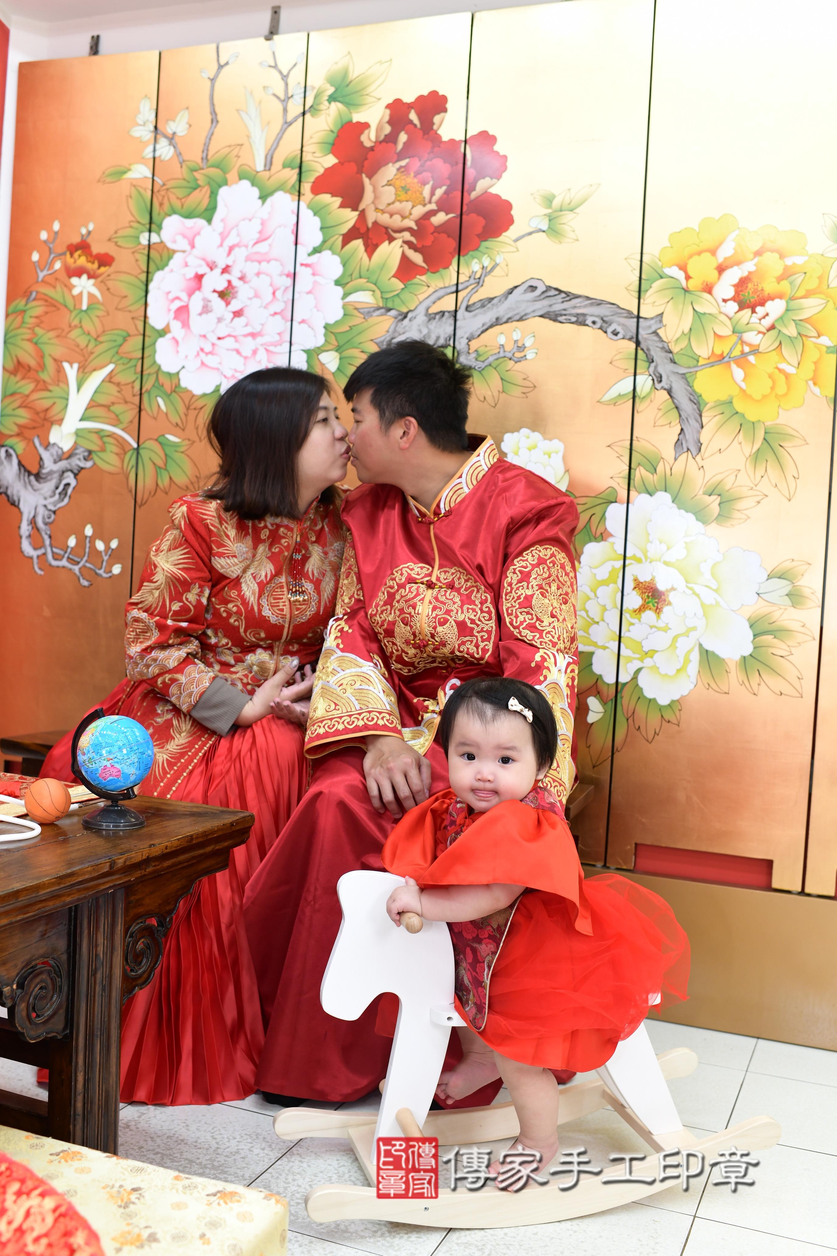 傳家手工印章高雄店、抓周、度脺、中國風會場、傳家嬰兒古禮、吉祥話、抓周道具物品24種、拍照。抓周證書。寶寶抓周、滿周歲、生日快樂、祝福 傳家手工印章高雄店、抓周、度脺、中國風會場、傳家嬰兒古禮、吉祥話、抓周道具物品24種、拍照。抓周證書。寶寶抓周、滿周歲、生日快樂、祝福