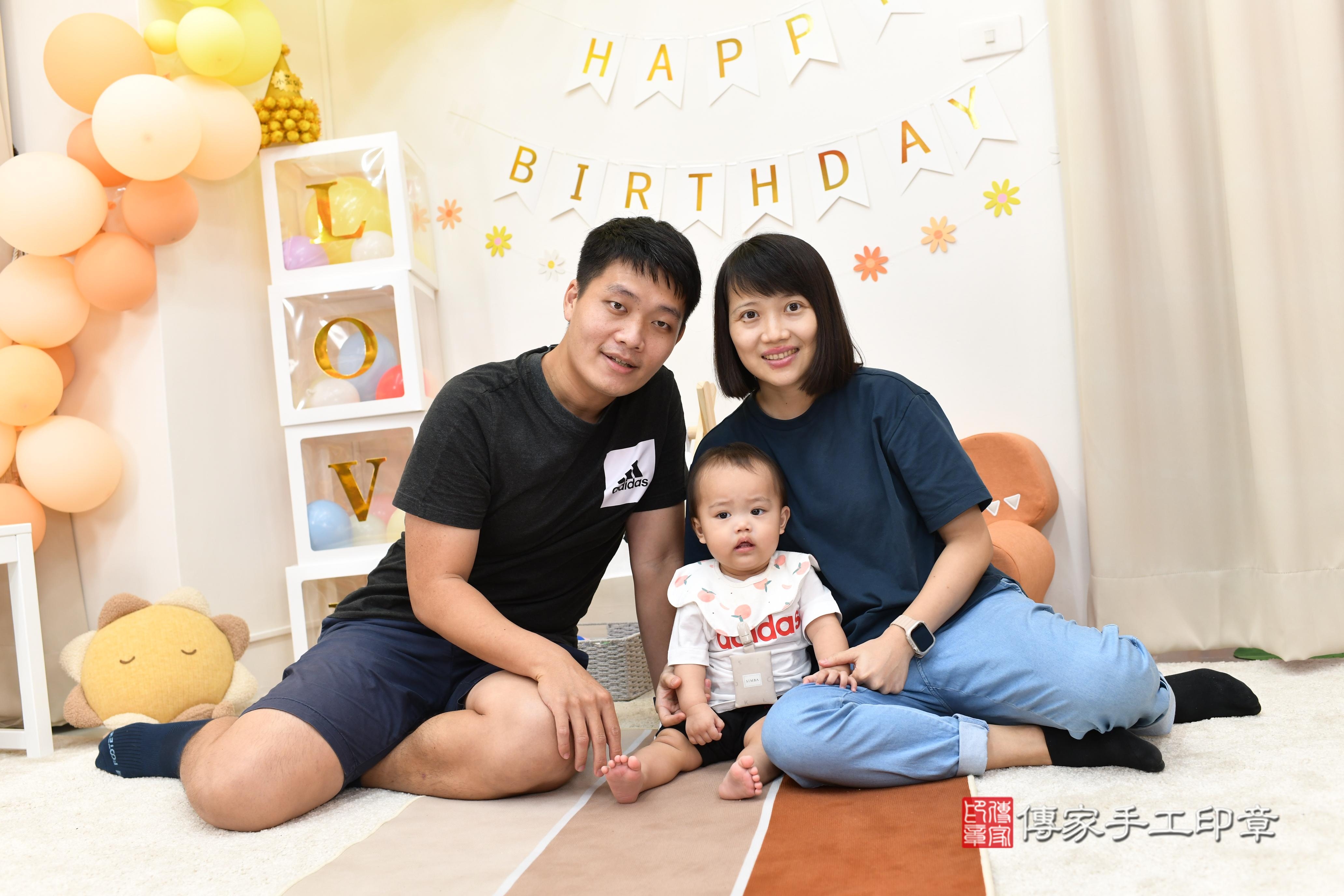 傳家手工印章高雄店、抓周、度脺、中國風會場、傳家嬰兒古禮、吉祥話、抓周道具物品24種、拍照。抓周證書。寶寶抓周、滿周歲、生日快樂、祝福 傳家手工印章高雄店、抓周、度脺、中國風會場、傳家嬰兒古禮、吉祥話、抓周道具物品24種、拍照。抓周證書。寶寶抓周、滿周歲、生日快樂、祝福