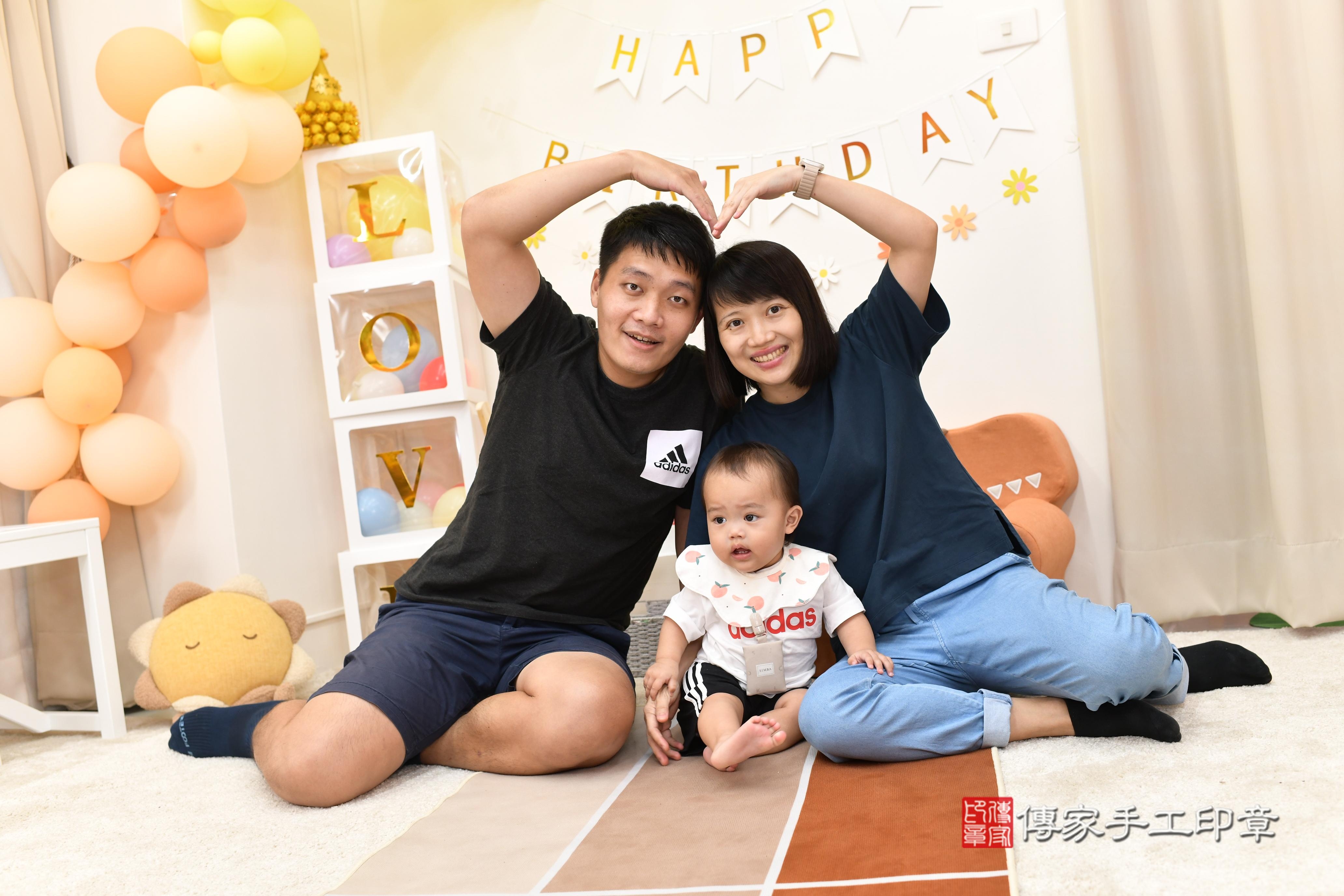 傳家手工印章高雄店、抓周、度脺、中國風會場、傳家嬰兒古禮、吉祥話、抓周道具物品24種、拍照。抓周證書。寶寶抓周、滿周歲、生日快樂、祝福 傳家手工印章高雄店、抓周、度脺、中國風會場、傳家嬰兒古禮、吉祥話、抓周道具物品24種、拍照。抓周證書。寶寶抓周、滿周歲、生日快樂、祝福