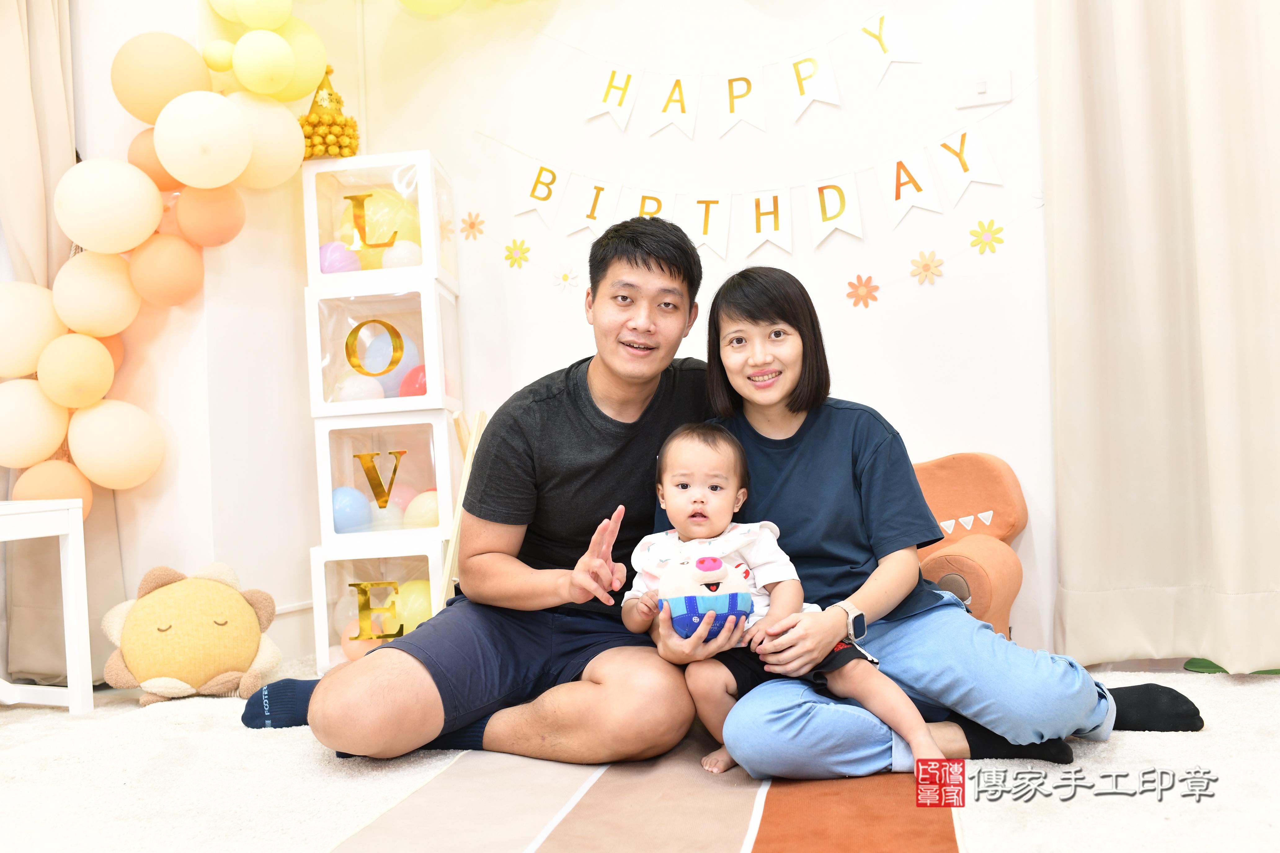 傳家手工印章高雄店、抓周、度脺、中國風會場、傳家嬰兒古禮、吉祥話、抓周道具物品24種、拍照。抓周證書。寶寶抓周、滿周歲、生日快樂、祝福 傳家手工印章高雄店、抓周、度脺、中國風會場、傳家嬰兒古禮、吉祥話、抓周道具物品24種、拍照。抓周證書。寶寶抓周、滿周歲、生日快樂、祝福