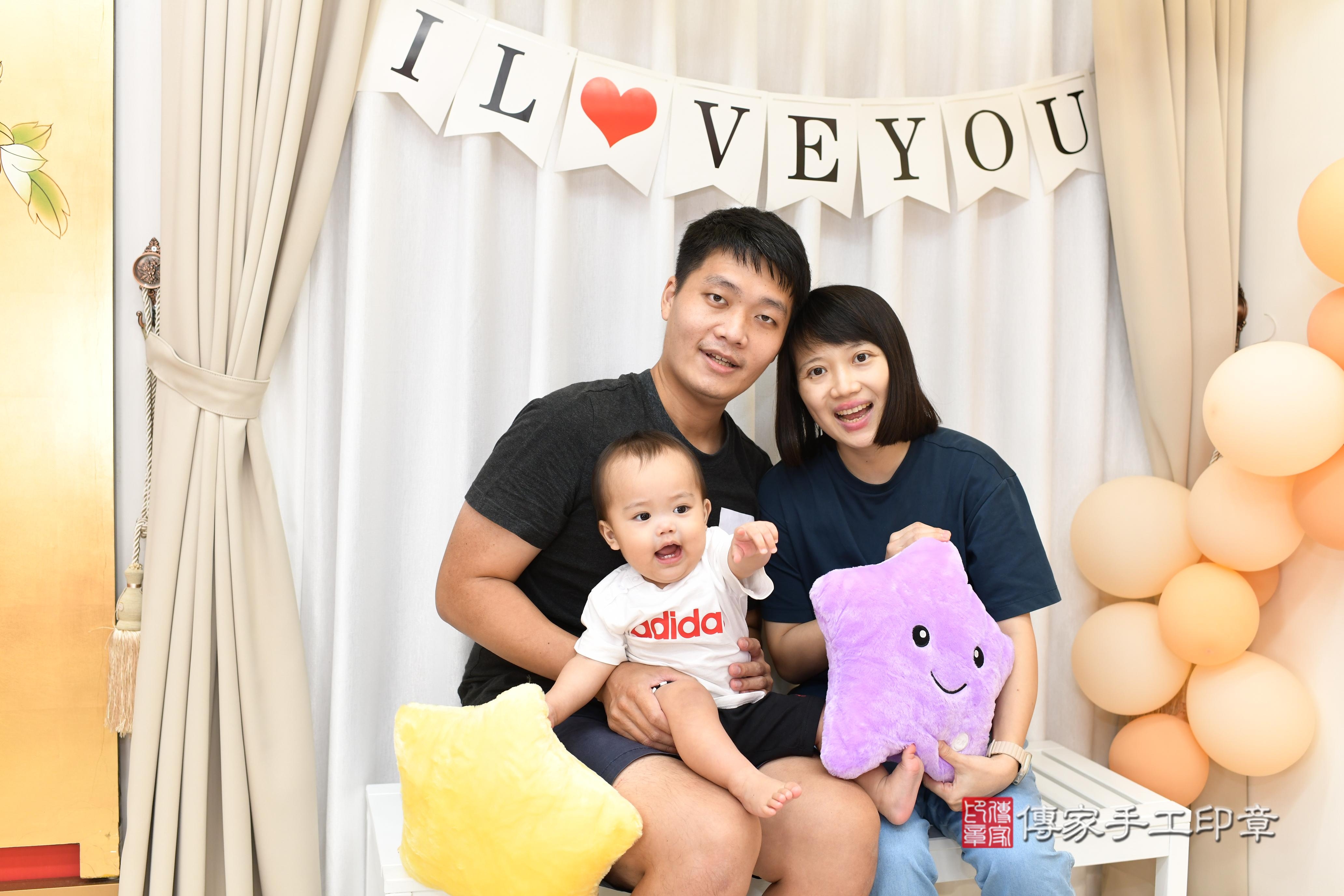 傳家手工印章高雄店、抓周、度脺、中國風會場、傳家嬰兒古禮、吉祥話、抓周道具物品24種、拍照。抓周證書。寶寶抓周、滿周歲、生日快樂、祝福 傳家手工印章高雄店、抓周、度脺、中國風會場、傳家嬰兒古禮、吉祥話、抓周道具物品24種、拍照。抓周證書。寶寶抓周、滿周歲、生日快樂、祝福