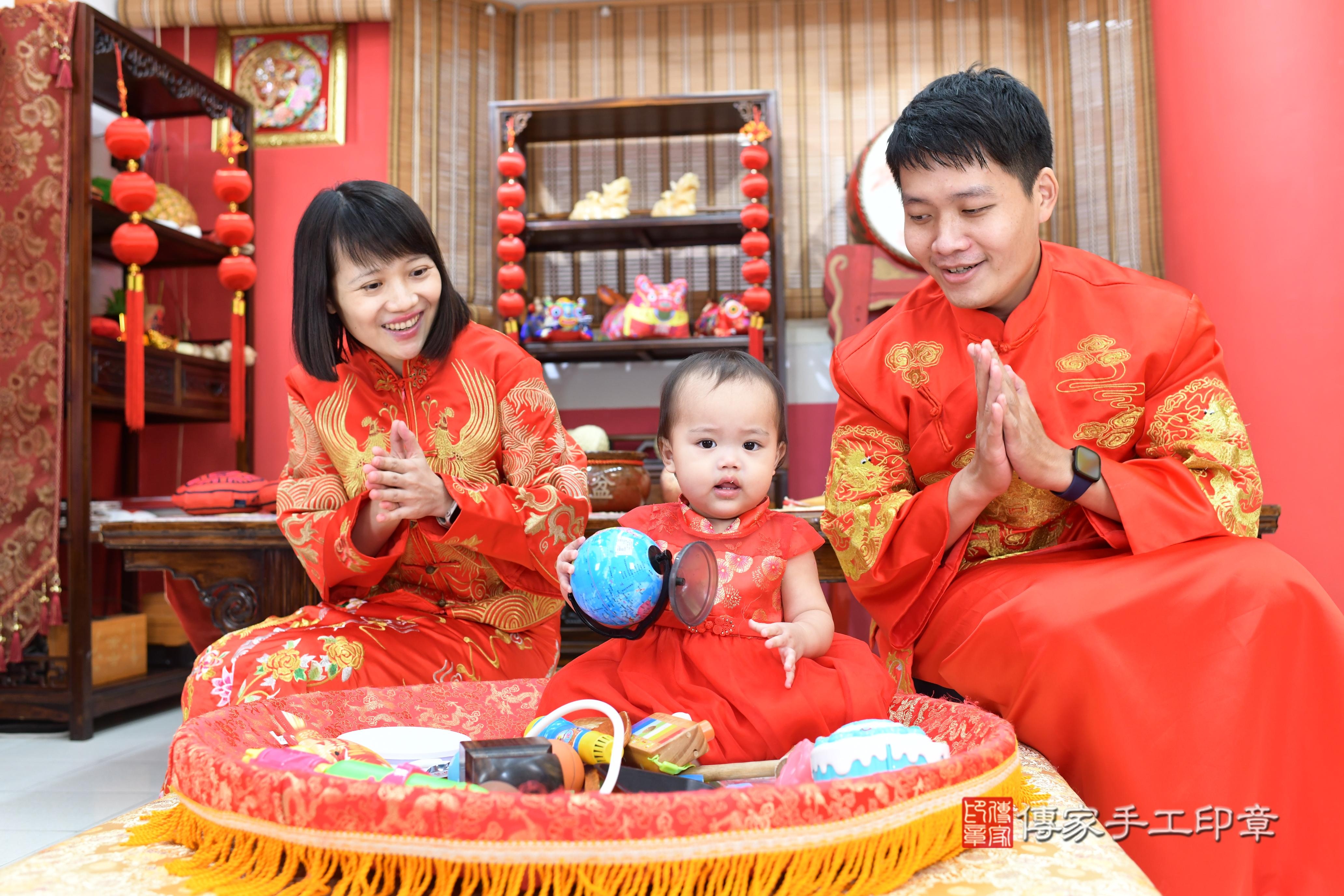 傳家手工印章高雄店、抓周、度脺、中國風會場、傳家嬰兒古禮、吉祥話、抓周道具物品24種、拍照。抓周證書。寶寶抓周、滿周歲、生日快樂、祝福 傳家手工印章高雄店、抓周、度脺、中國風會場、傳家嬰兒古禮、吉祥話、抓周道具物品24種、拍照。抓周證書。寶寶抓周、滿周歲、生日快樂、祝福