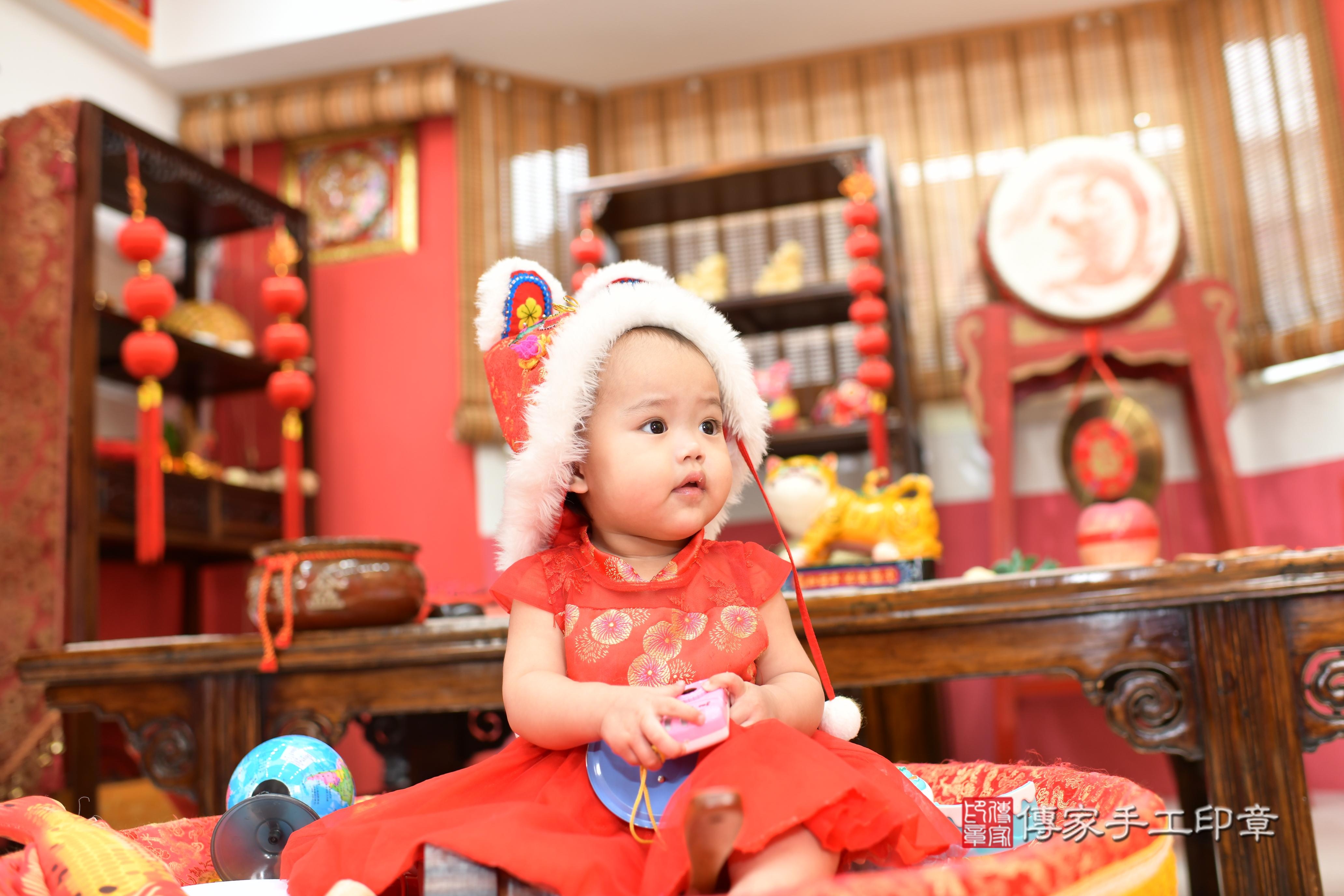 傳家手工印章高雄店、抓周、度脺、中國風會場、傳家嬰兒古禮、吉祥話、抓周道具物品24種、拍照。抓周證書。寶寶抓周、滿周歲、生日快樂、祝福 傳家手工印章高雄店、抓周、度脺、中國風會場、傳家嬰兒古禮、吉祥話、抓周道具物品24種、拍照。抓周證書。寶寶抓周、滿周歲、生日快樂、祝福