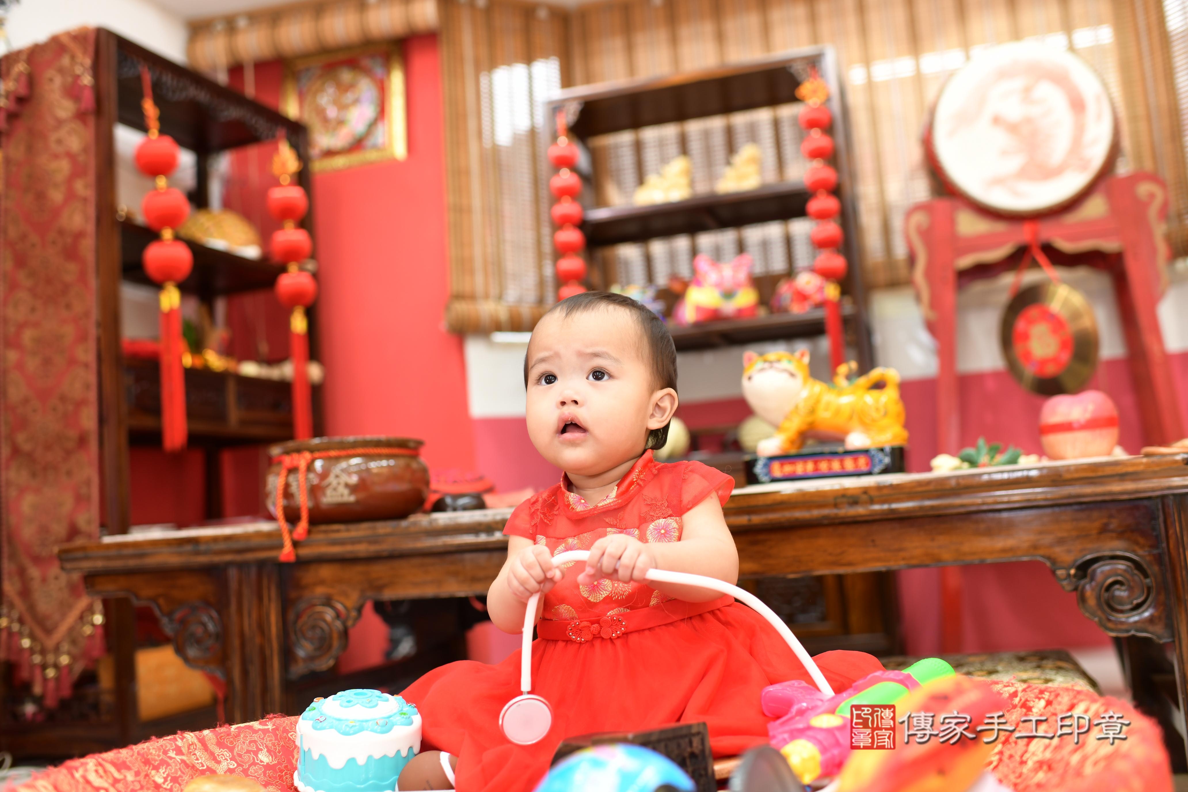 傳家手工印章高雄店、抓周、度脺、中國風會場、傳家嬰兒古禮、吉祥話、抓周道具物品24種、拍照。抓周證書。寶寶抓周、滿周歲、生日快樂、祝福 傳家手工印章高雄店、抓周、度脺、中國風會場、傳家嬰兒古禮、吉祥話、抓周道具物品24種、拍照。抓周證書。寶寶抓周、滿周歲、生日快樂、祝福