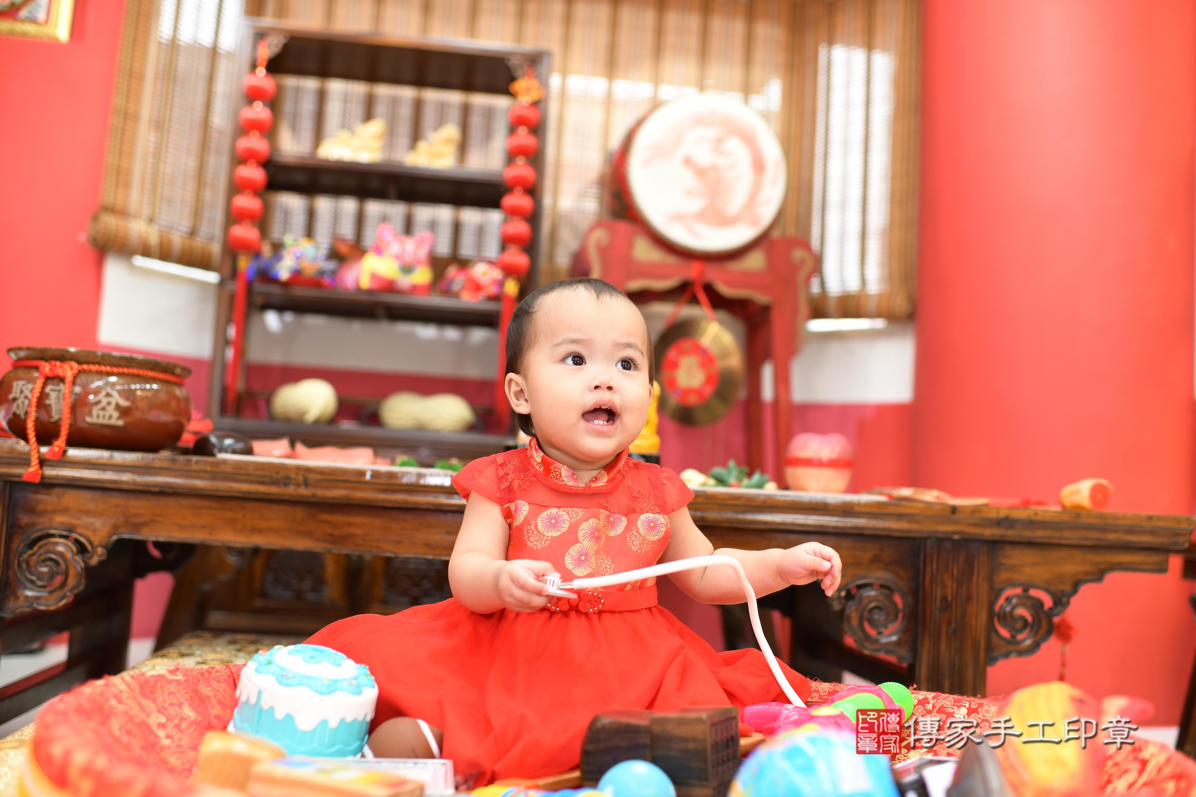 傳家手工印章高雄店、抓周、度脺、中國風會場、傳家嬰兒古禮、吉祥話、抓周道具物品24種、拍照。抓周證書。寶寶抓周、滿周歲、生日快樂、祝福 傳家手工印章高雄店、抓周、度脺、中國風會場、傳家嬰兒古禮、吉祥話、抓周道具物品24種、拍照。抓周證書。寶寶抓周、滿周歲、生日快樂、祝福