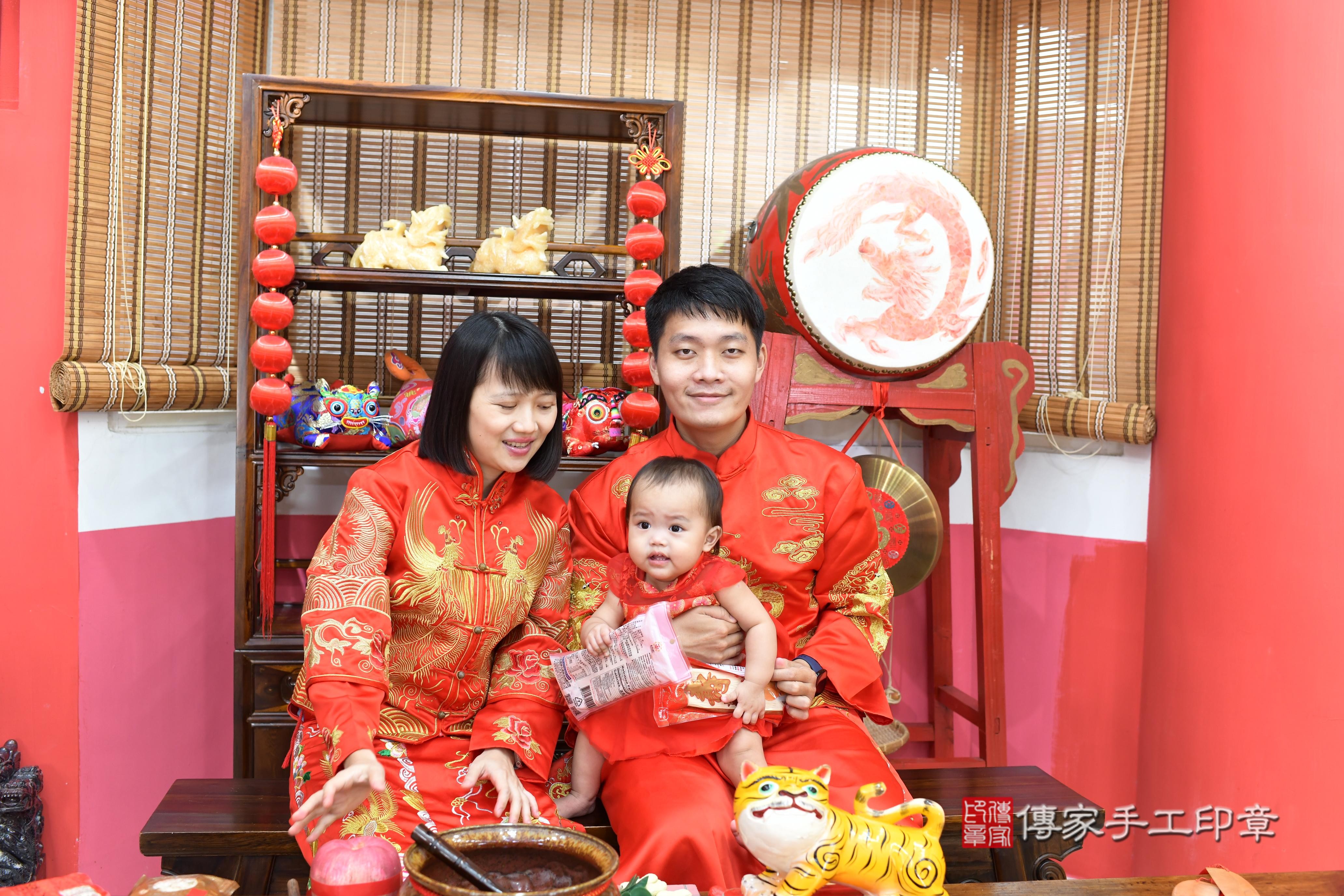傳家手工印章高雄店、抓周、度脺、中國風會場、傳家嬰兒古禮、吉祥話、抓周道具物品24種、拍照。抓周證書。寶寶抓周、滿周歲、生日快樂、祝福 傳家手工印章高雄店、抓周、度脺、中國風會場、傳家嬰兒古禮、吉祥話、抓周道具物品24種、拍照。抓周證書。寶寶抓周、滿周歲、生日快樂、祝福