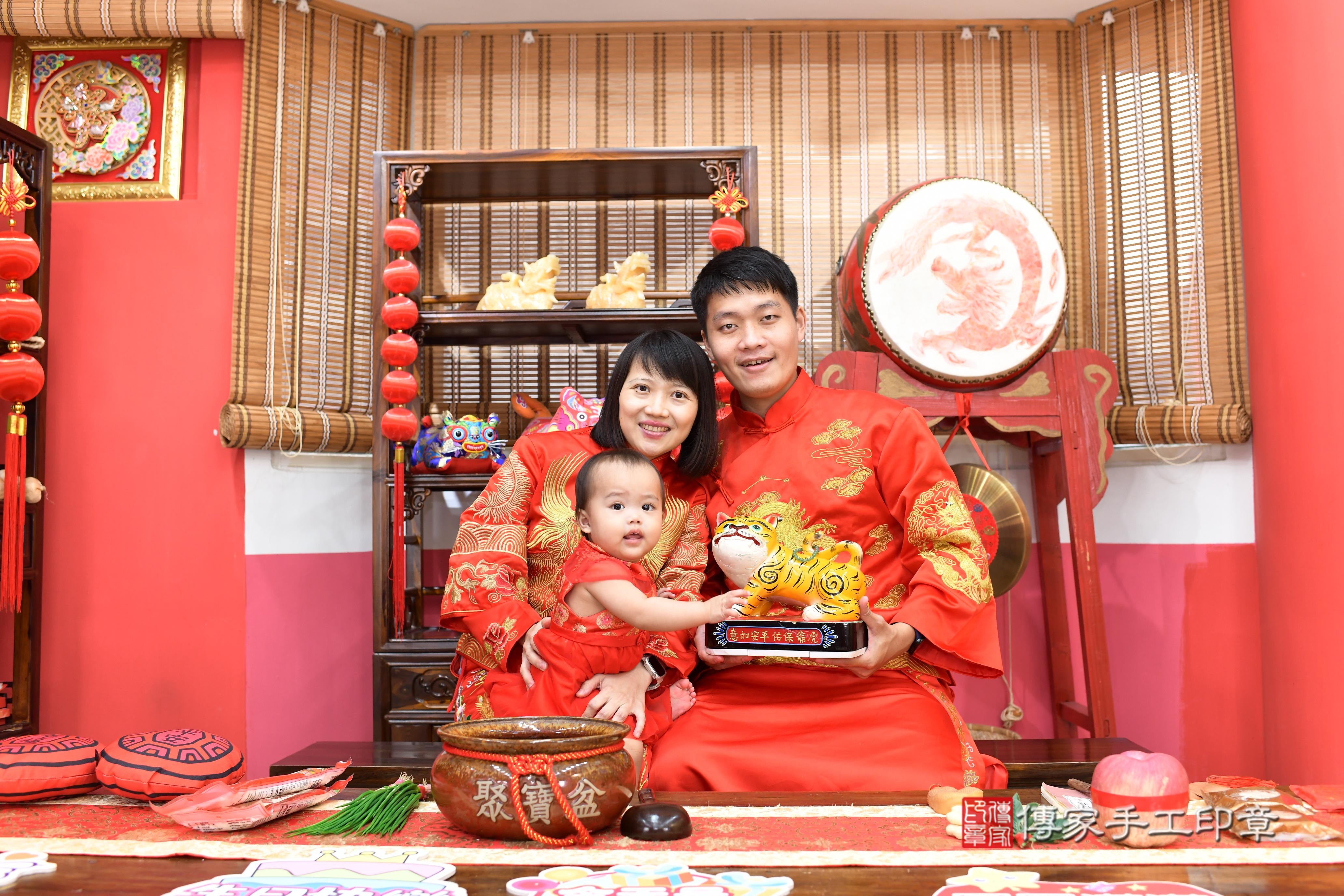 傳家手工印章高雄店、抓周、度脺、中國風會場、傳家嬰兒古禮、吉祥話、抓周道具物品24種、拍照。抓周證書。寶寶抓周、滿周歲、生日快樂、祝福 傳家手工印章高雄店、抓周、度脺、中國風會場、傳家嬰兒古禮、吉祥話、抓周道具物品24種、拍照。抓周證書。寶寶抓周、滿周歲、生日快樂、祝福