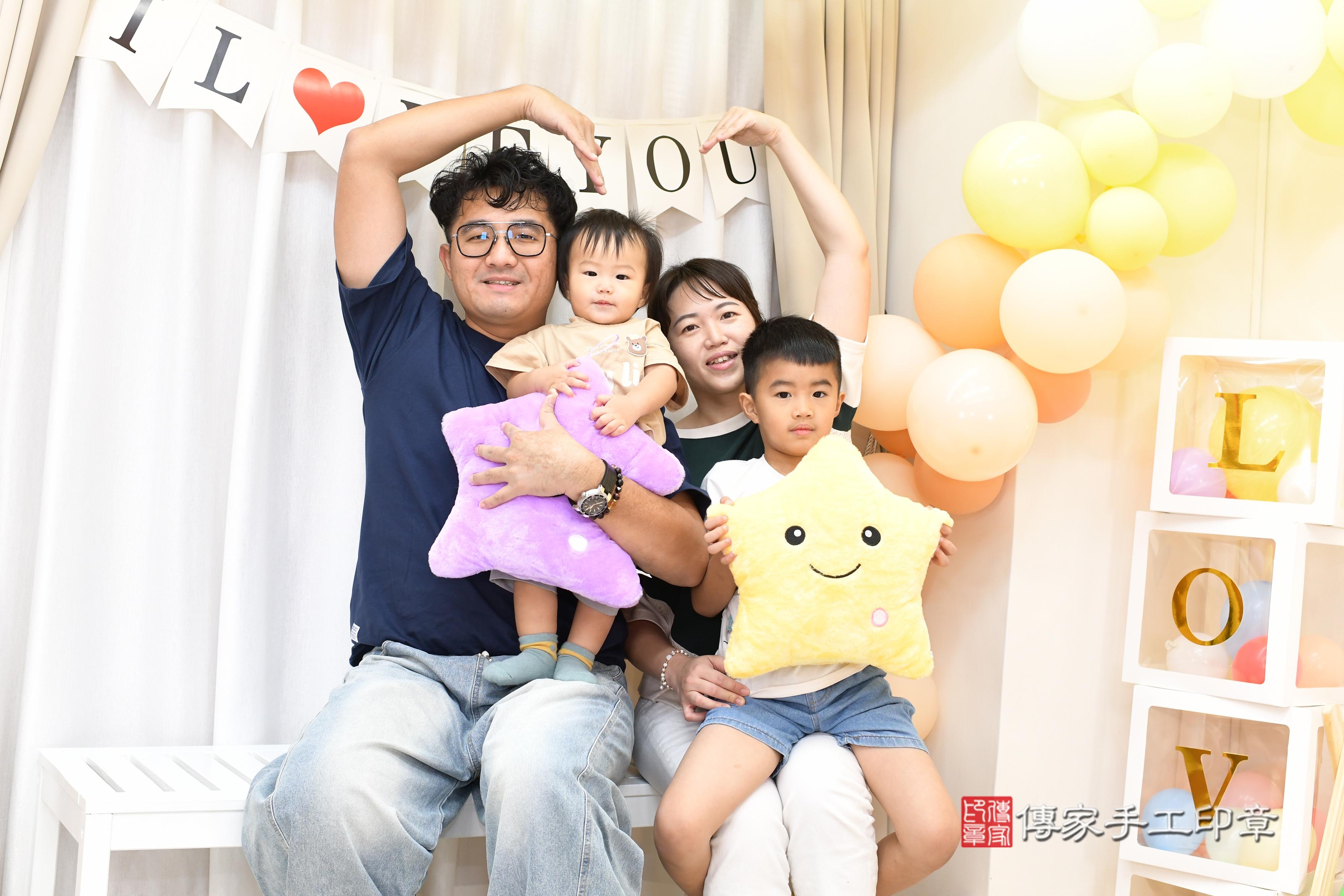傳家手工印章高雄店、抓周、度脺、中國風會場、傳家嬰兒古禮、吉祥話、抓周道具物品24種、拍照。抓周證書。寶寶抓周、滿周歲、生日快樂、祝福 傳家手工印章高雄店、抓周、度脺、中國風會場、傳家嬰兒古禮、吉祥話、抓周道具物品24種、拍照。抓周證書。寶寶抓周、滿周歲、生日快樂、祝福