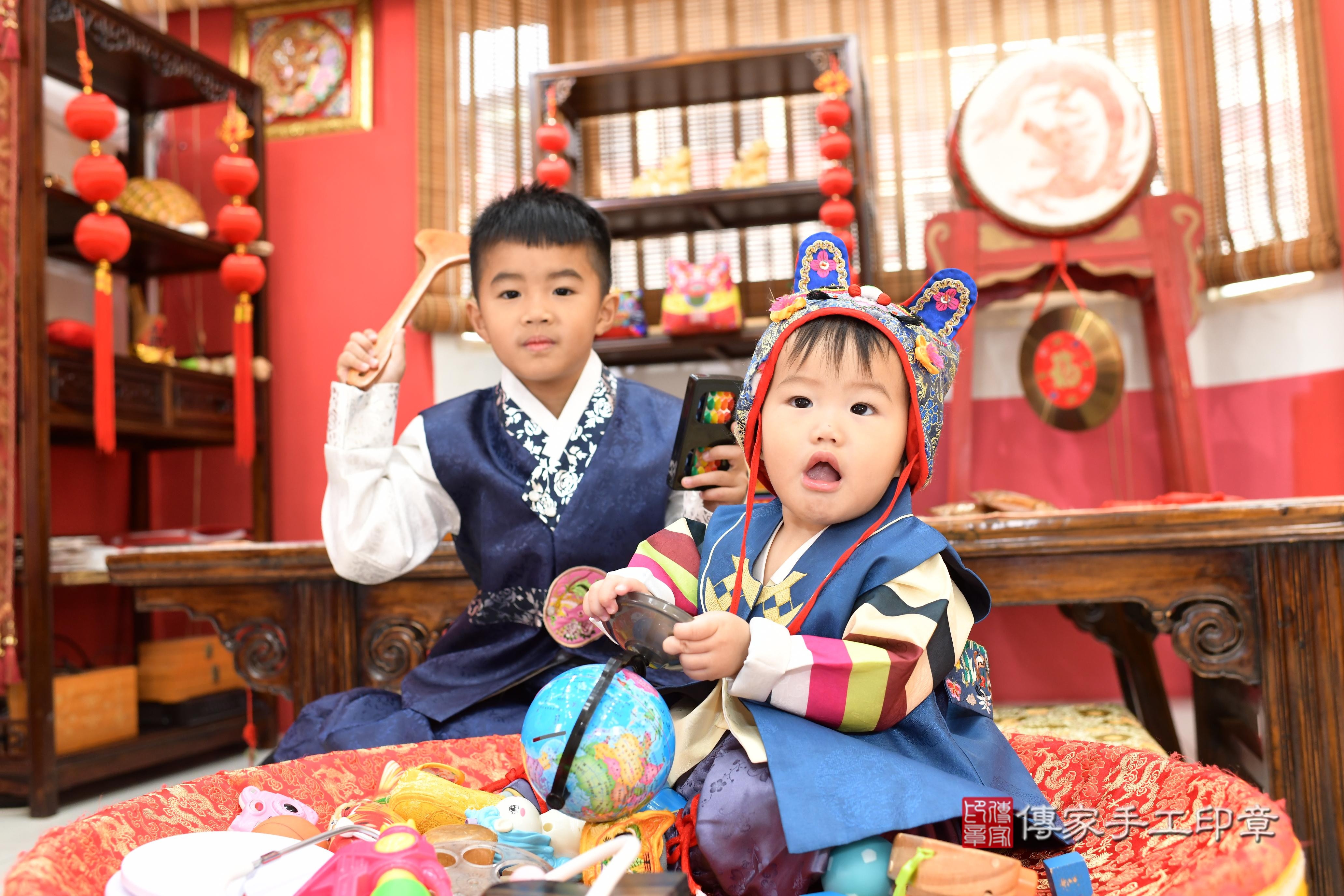 傳家手工印章高雄店、抓周、度脺、中國風會場、傳家嬰兒古禮、吉祥話、抓周道具物品24種、拍照。抓周證書。寶寶抓周、滿周歲、生日快樂、祝福 傳家手工印章高雄店、抓周、度脺、中國風會場、傳家嬰兒古禮、吉祥話、抓周道具物品24種、拍照。抓周證書。寶寶抓周、滿周歲、生日快樂、祝福
