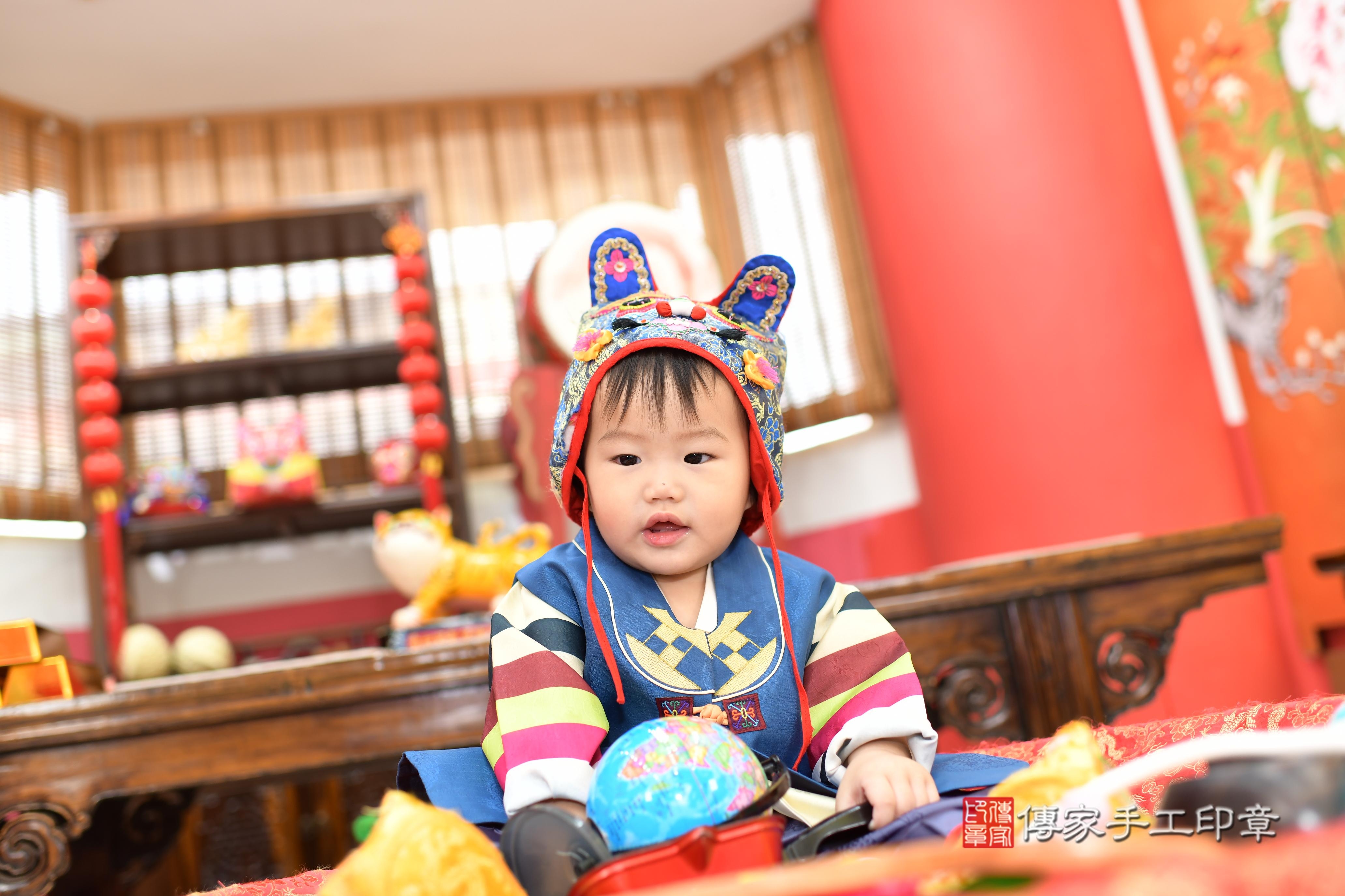 傳家手工印章高雄店、抓周、度脺、中國風會場、傳家嬰兒古禮、吉祥話、抓周道具物品24種、拍照。抓周證書。寶寶抓周、滿周歲、生日快樂、祝福 傳家手工印章高雄店、抓周、度脺、中國風會場、傳家嬰兒古禮、吉祥話、抓周道具物品24種、拍照。抓周證書。寶寶抓周、滿周歲、生日快樂、祝福