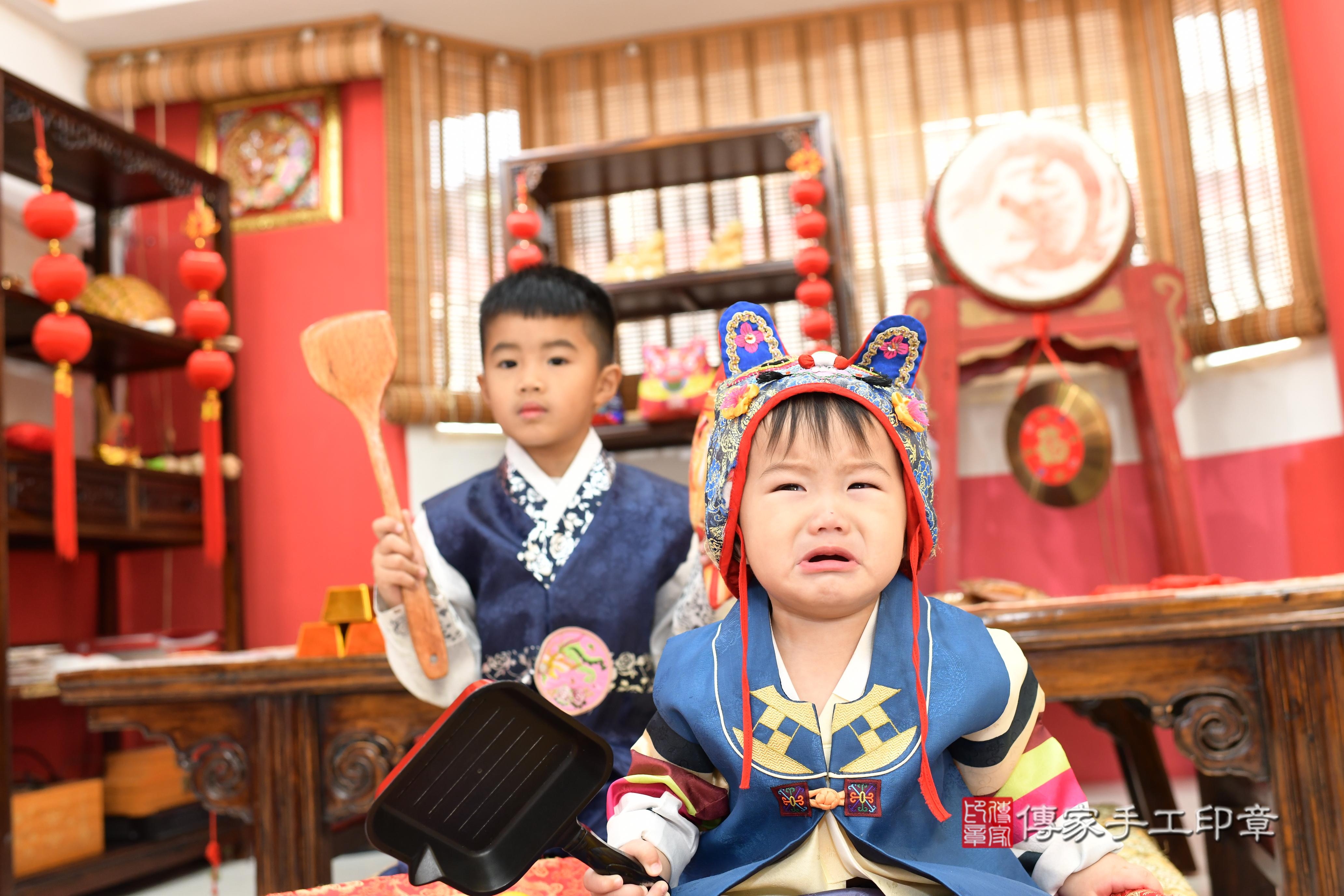 傳家手工印章高雄店、抓周、度脺、中國風會場、傳家嬰兒古禮、吉祥話、抓周道具物品24種、拍照。抓周證書。寶寶抓周、滿周歲、生日快樂、祝福 傳家手工印章高雄店、抓周、度脺、中國風會場、傳家嬰兒古禮、吉祥話、抓周道具物品24種、拍照。抓周證書。寶寶抓周、滿周歲、生日快樂、祝福