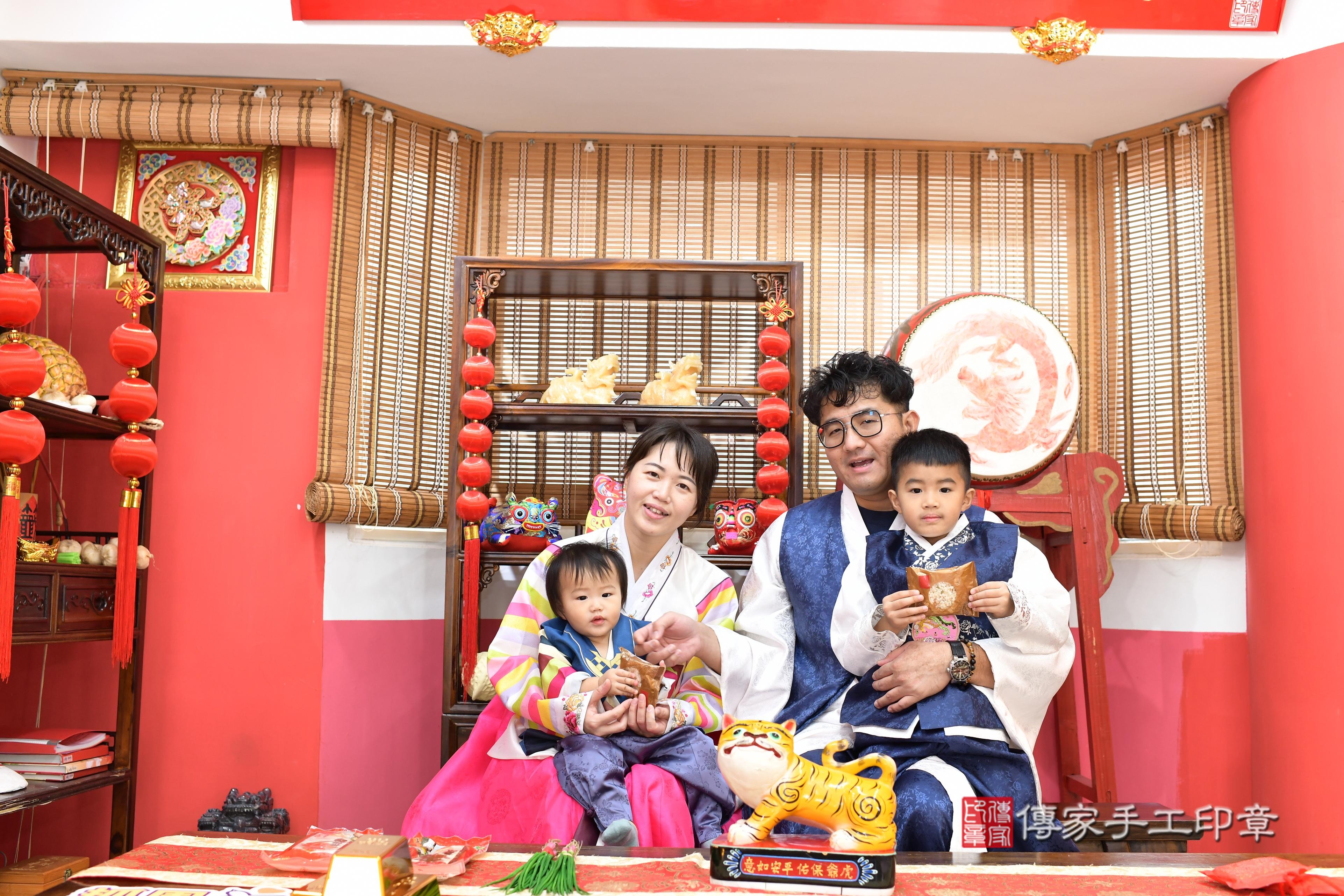 傳家手工印章高雄店、抓周、度脺、中國風會場、傳家嬰兒古禮、吉祥話、抓周道具物品24種、拍照。抓周證書。寶寶抓周、滿周歲、生日快樂、祝福 傳家手工印章高雄店、抓周、度脺、中國風會場、傳家嬰兒古禮、吉祥話、抓周道具物品24種、拍照。抓周證書。寶寶抓周、滿周歲、生日快樂、祝福
