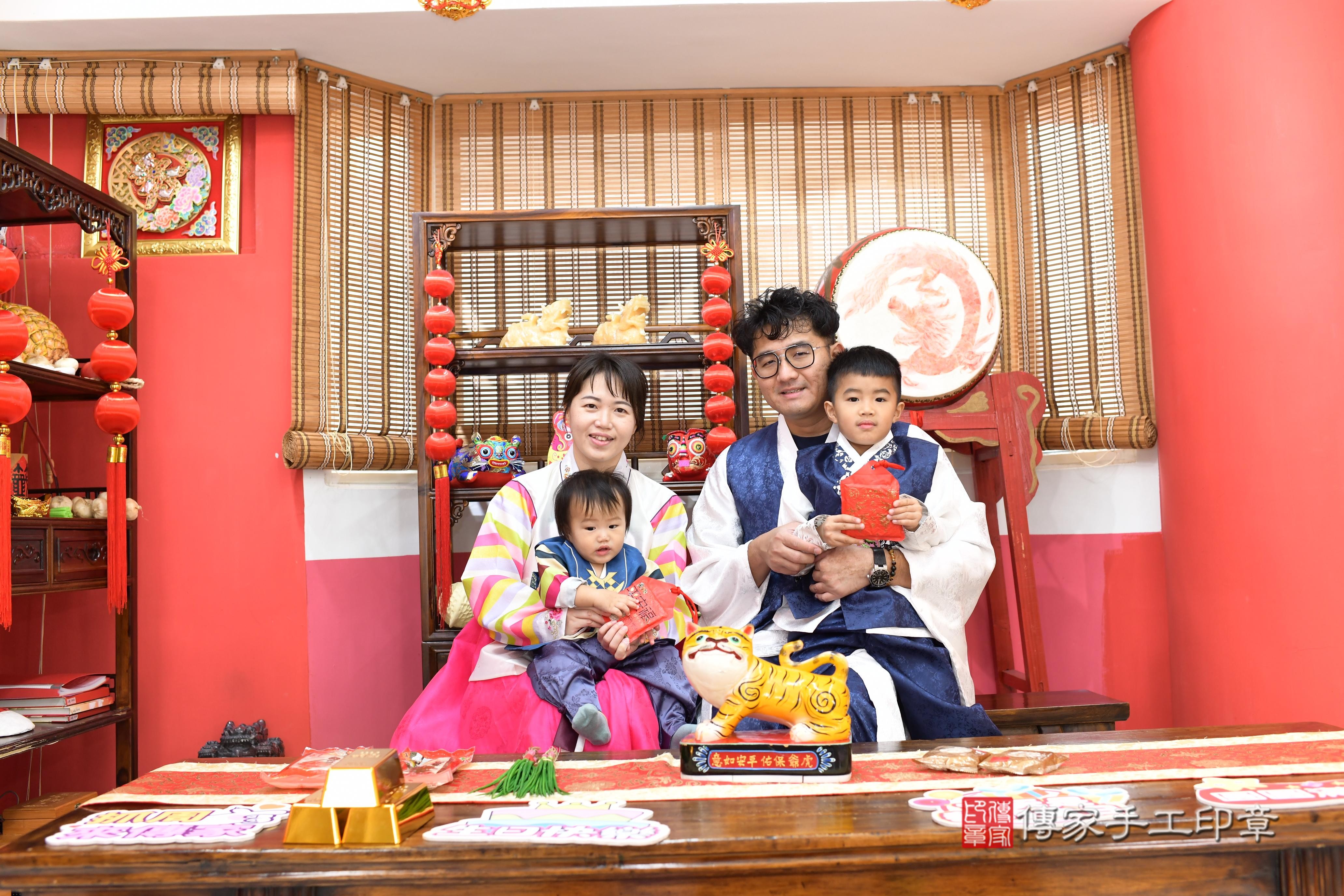 傳家手工印章高雄店、抓周、度脺、中國風會場、傳家嬰兒古禮、吉祥話、抓周道具物品24種、拍照。抓周證書。寶寶抓周、滿周歲、生日快樂、祝福 傳家手工印章高雄店、抓周、度脺、中國風會場、傳家嬰兒古禮、吉祥話、抓周道具物品24種、拍照。抓周證書。寶寶抓周、滿周歲、生日快樂、祝福
