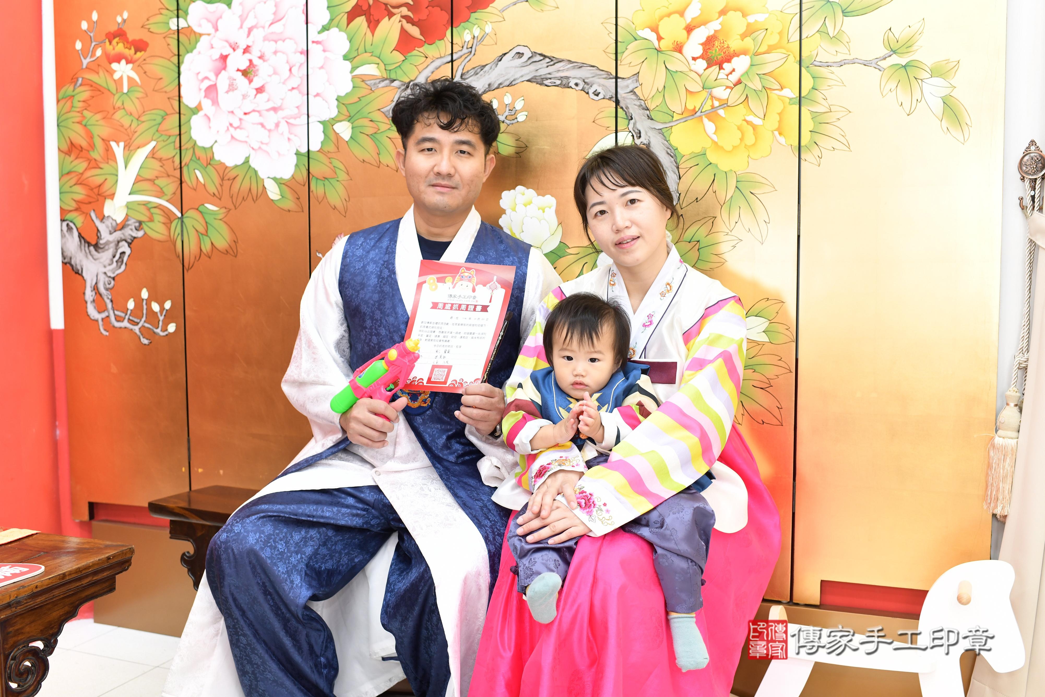 傳家手工印章高雄店、抓周、度脺、中國風會場、傳家嬰兒古禮、吉祥話、抓周道具物品24種、拍照。抓周證書。寶寶抓周、滿周歲、生日快樂、祝福 傳家手工印章高雄店、抓周、度脺、中國風會場、傳家嬰兒古禮、吉祥話、抓周道具物品24種、拍照。抓周證書。寶寶抓周、滿周歲、生日快樂、祝福