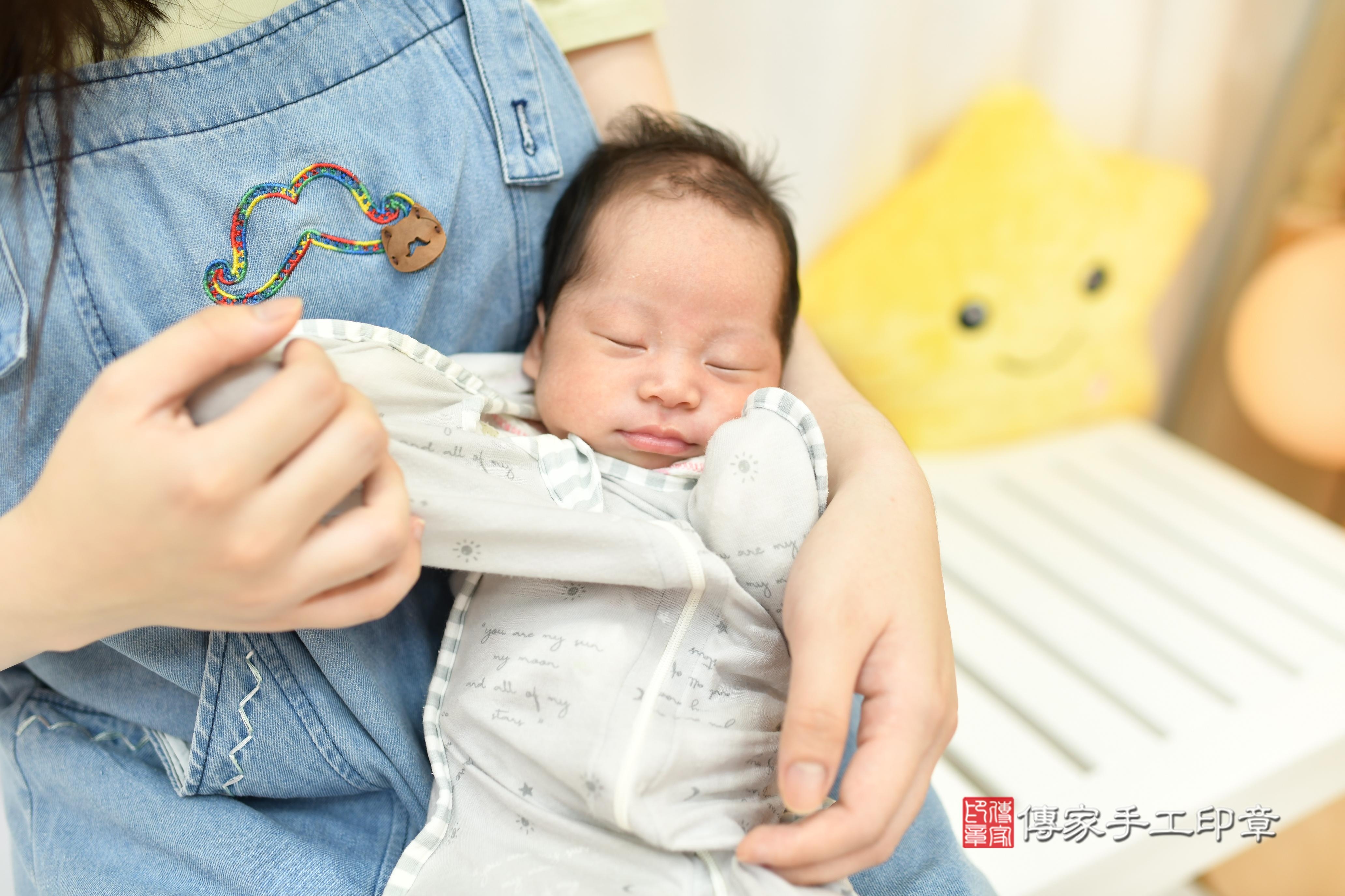 傳家手工印章高雄店、抓周、度脺、中國風會場、傳家嬰兒古禮、吉祥話、抓周道具物品24種、拍照。抓周證書。寶寶抓周、滿周歲、生日快樂、祝福 傳家手工印章高雄店、抓周、度脺、中國風會場、傳家嬰兒古禮、吉祥話、抓周道具物品24種、拍照。抓周證書。寶寶抓周、滿周歲、生日快樂、祝福