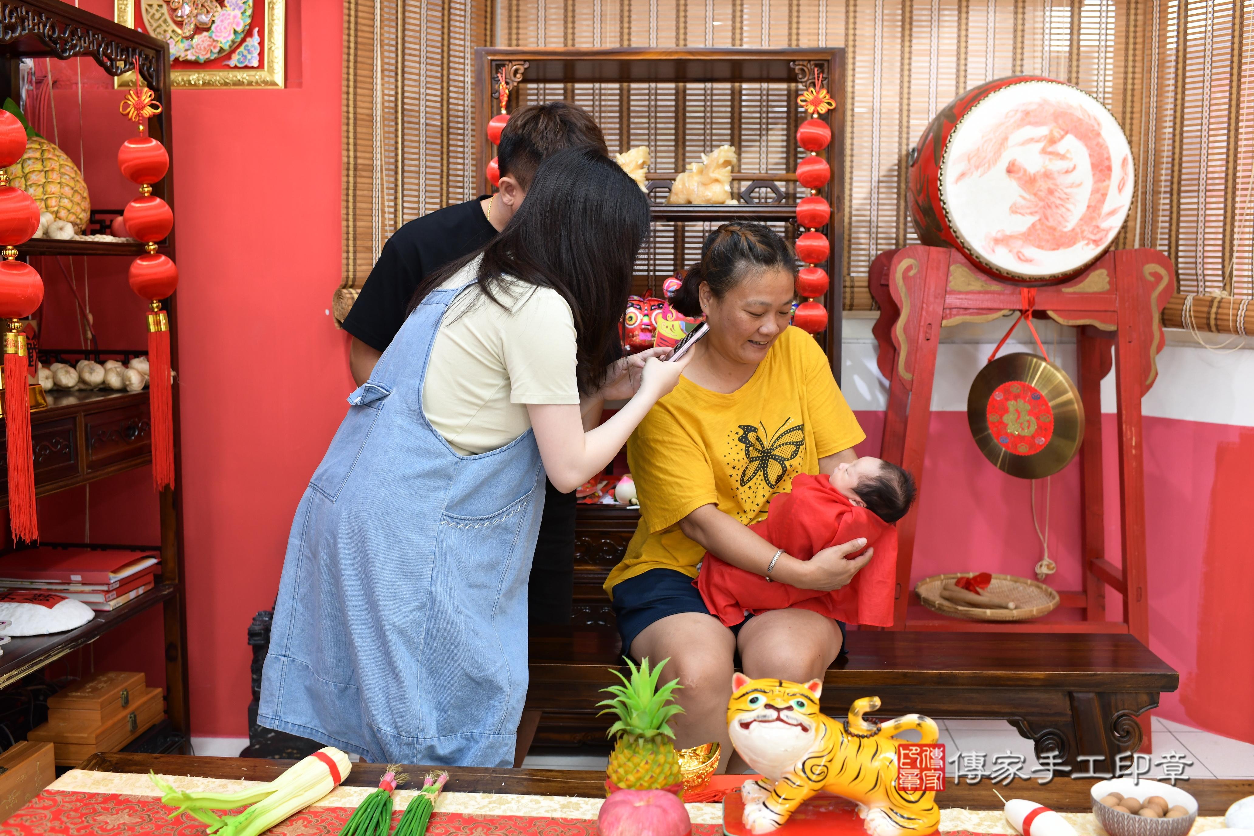 傳家手工印章高雄店、抓周、度脺、中國風會場、傳家嬰兒古禮、吉祥話、抓周道具物品24種、拍照。抓周證書。寶寶抓周、滿周歲、生日快樂、祝福 傳家手工印章高雄店、抓周、度脺、中國風會場、傳家嬰兒古禮、吉祥話、抓周道具物品24種、拍照。抓周證書。寶寶抓周、滿周歲、生日快樂、祝福