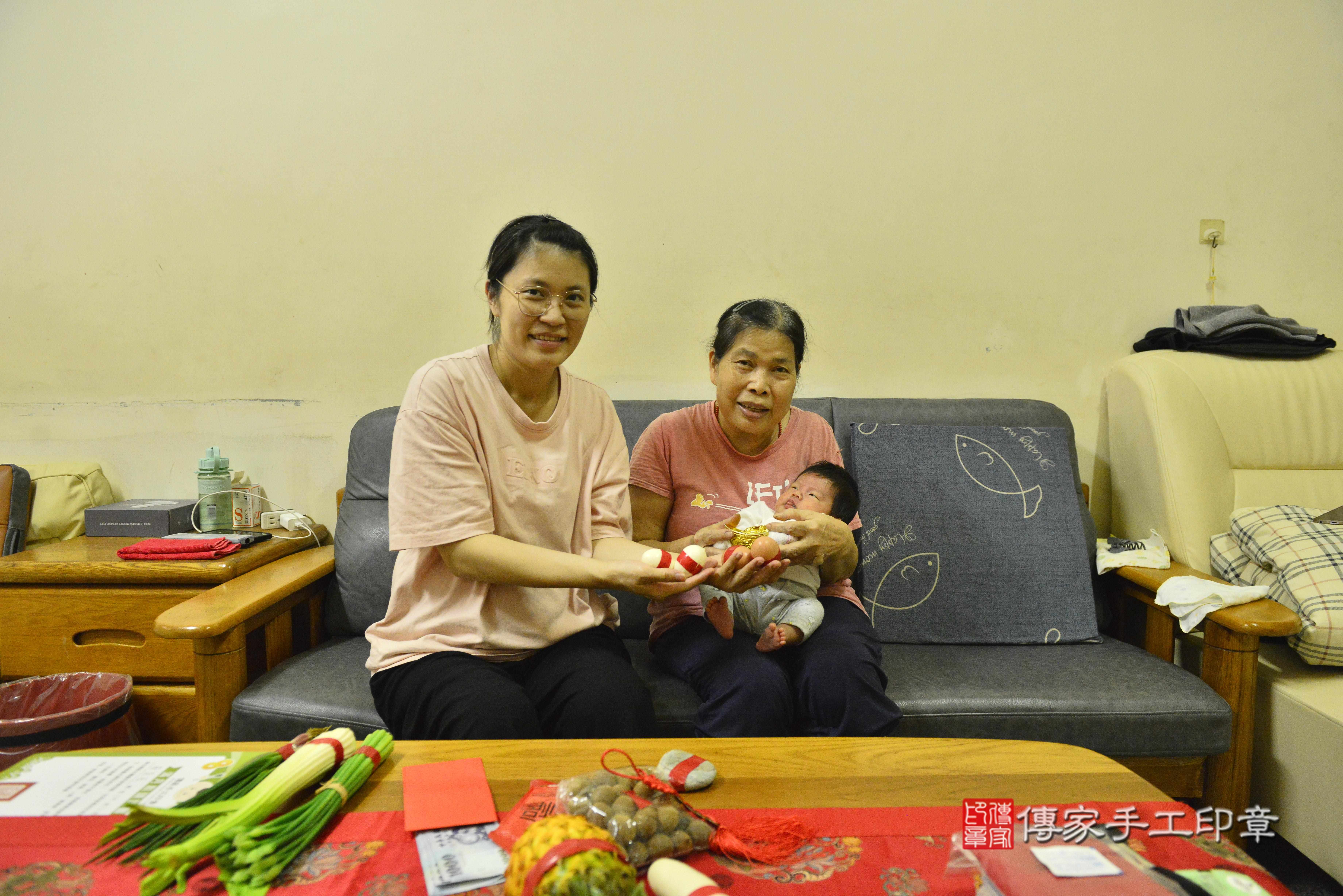 傳家手工印章高雄店、抓周、度脺、中國風會場、傳家嬰兒古禮、吉祥話、抓周道具物品24種、拍照。抓周證書。寶寶抓周、滿周歲、生日快樂、祝福 傳家手工印章高雄店、抓周、度脺、中國風會場、傳家嬰兒古禮、吉祥話、抓周道具物品24種、拍照。抓周證書。寶寶抓周、滿周歲、生日快樂、祝福