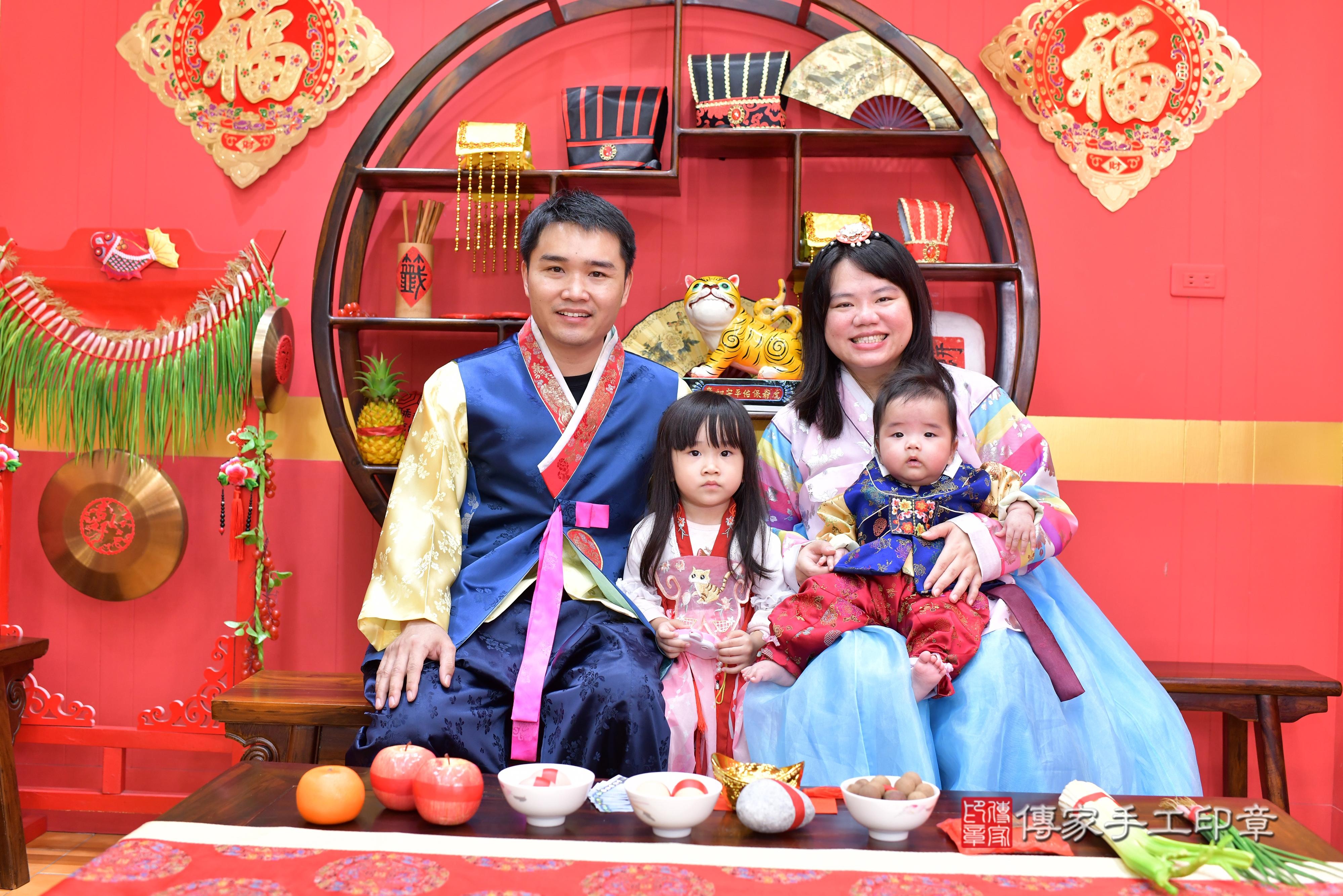 傳家手工印章桃園店、抓周、度脺、美式風會場、傳家嬰兒古禮、吉祥話、抓周道具物品24種、拍照。抓周證書。寶寶抓周、滿周歲、生日快樂、祝福 傳家手工印章桃園店、抓周、度脺、美式風會場、傳家嬰兒古禮、吉祥話、抓周道具物品24種、拍照。抓周證書。寶寶抓周、滿周歲、生日快樂、祝福