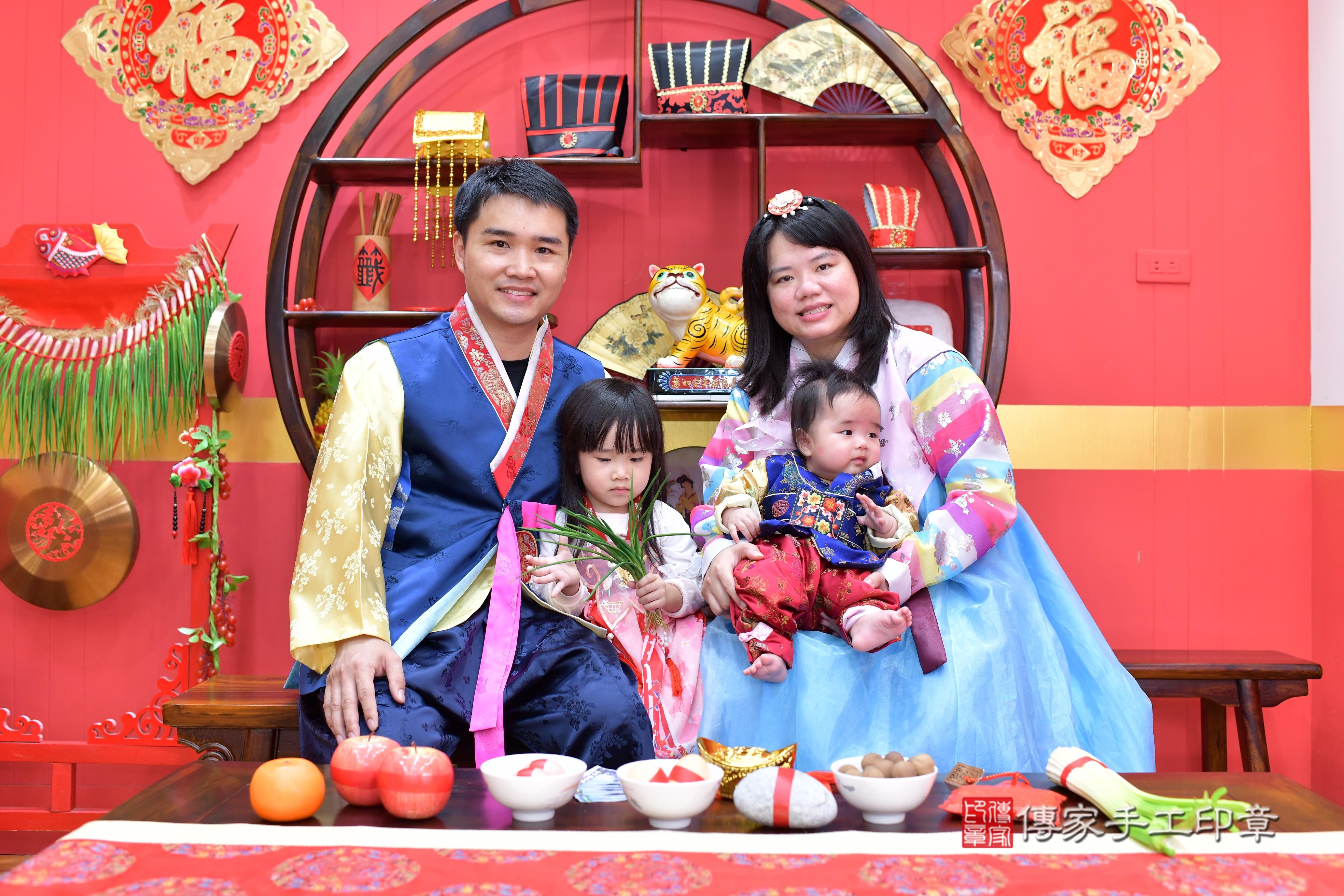 傳家手工印章桃園店、抓周、度脺、美式風會場、傳家嬰兒古禮、吉祥話、抓周道具物品24種、拍照。抓周證書。寶寶抓周、滿周歲、生日快樂、祝福 傳家手工印章桃園店、抓周、度脺、美式風會場、傳家嬰兒古禮、吉祥話、抓周道具物品24種、拍照。抓周證書。寶寶抓周、滿周歲、生日快樂、祝福