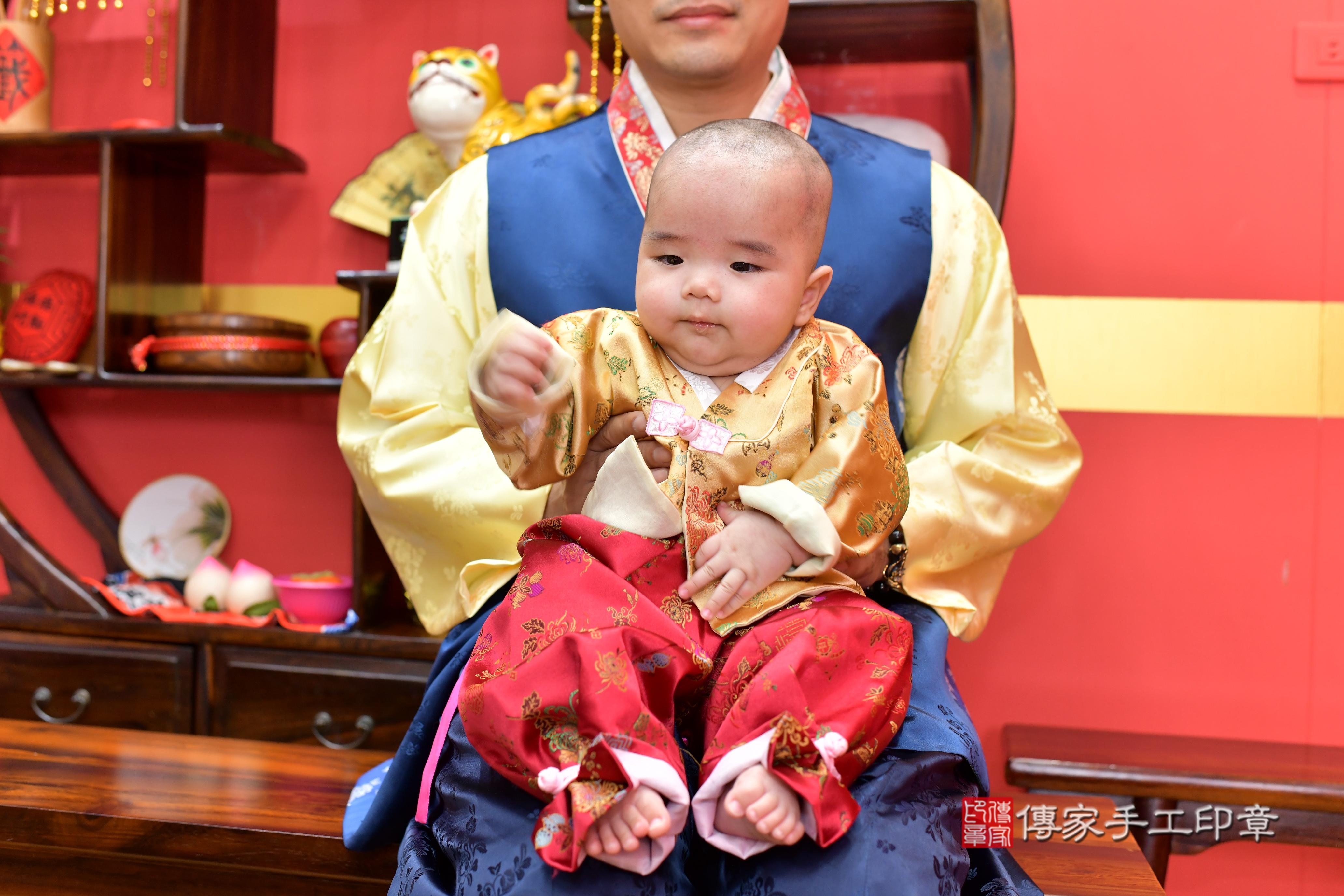 傳家手工印章桃園店、抓周、度脺、美式風會場、傳家嬰兒古禮、吉祥話、抓周道具物品24種、拍照。抓周證書。寶寶抓周、滿周歲、生日快樂、祝福