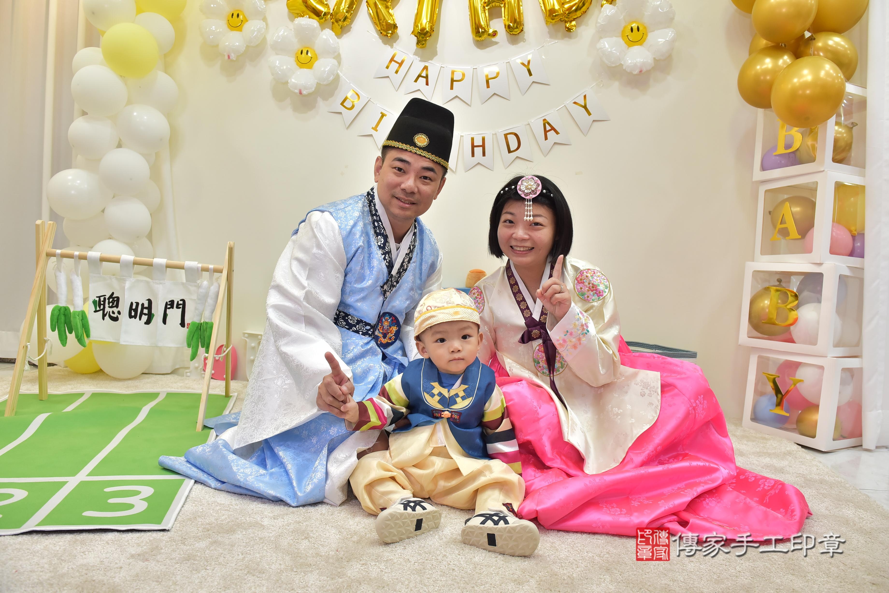 傳家手工印章台南店、抓周、度脺、美式風會場、傳家嬰兒古禮、吉祥話、抓周道具物品24種、拍照。抓周證書。寶寶抓周、滿周歲、生日快樂、祝福 傳家手工印章台南店、抓周、度脺、美式風會場、傳家嬰兒古禮、吉祥話、抓周道具物品24種、拍照。抓周證書。寶寶抓周、滿周歲、生日快樂、祝福