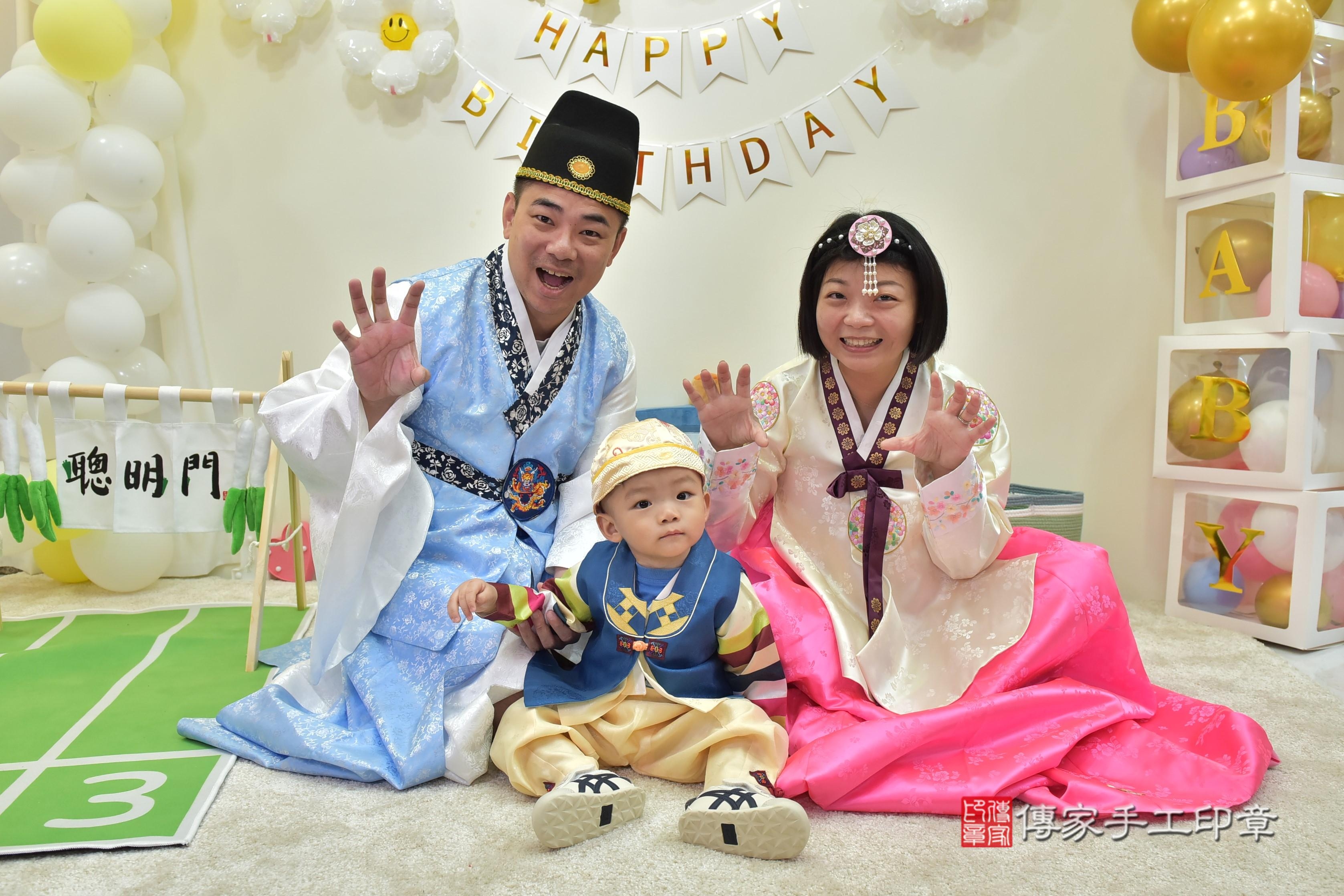 傳家手工印章台南店、抓周、度脺、美式風會場、傳家嬰兒古禮、吉祥話、抓周道具物品24種、拍照。抓周證書。寶寶抓周、滿周歲、生日快樂、祝福 傳家手工印章台南店、抓周、度脺、美式風會場、傳家嬰兒古禮、吉祥話、抓周道具物品24種、拍照。抓周證書。寶寶抓周、滿周歲、生日快樂、祝福
