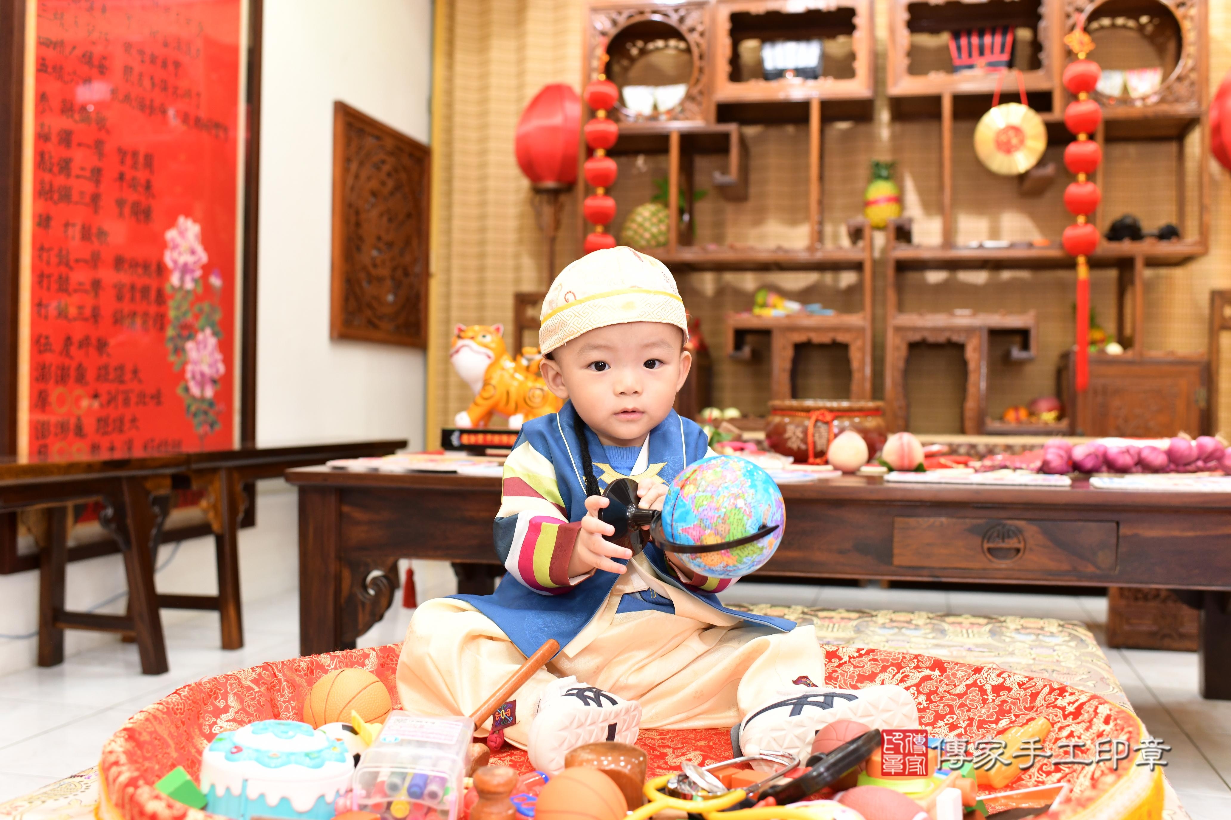 傳家手工印章台南店、抓周、度脺、美式風會場、傳家嬰兒古禮、吉祥話、抓周道具物品24種、拍照。抓周證書。寶寶抓周、滿周歲、生日快樂、祝福 傳家手工印章台南店、抓周、度脺、美式風會場、傳家嬰兒古禮、吉祥話、抓周道具物品24種、拍照。抓周證書。寶寶抓周、滿周歲、生日快樂、祝福