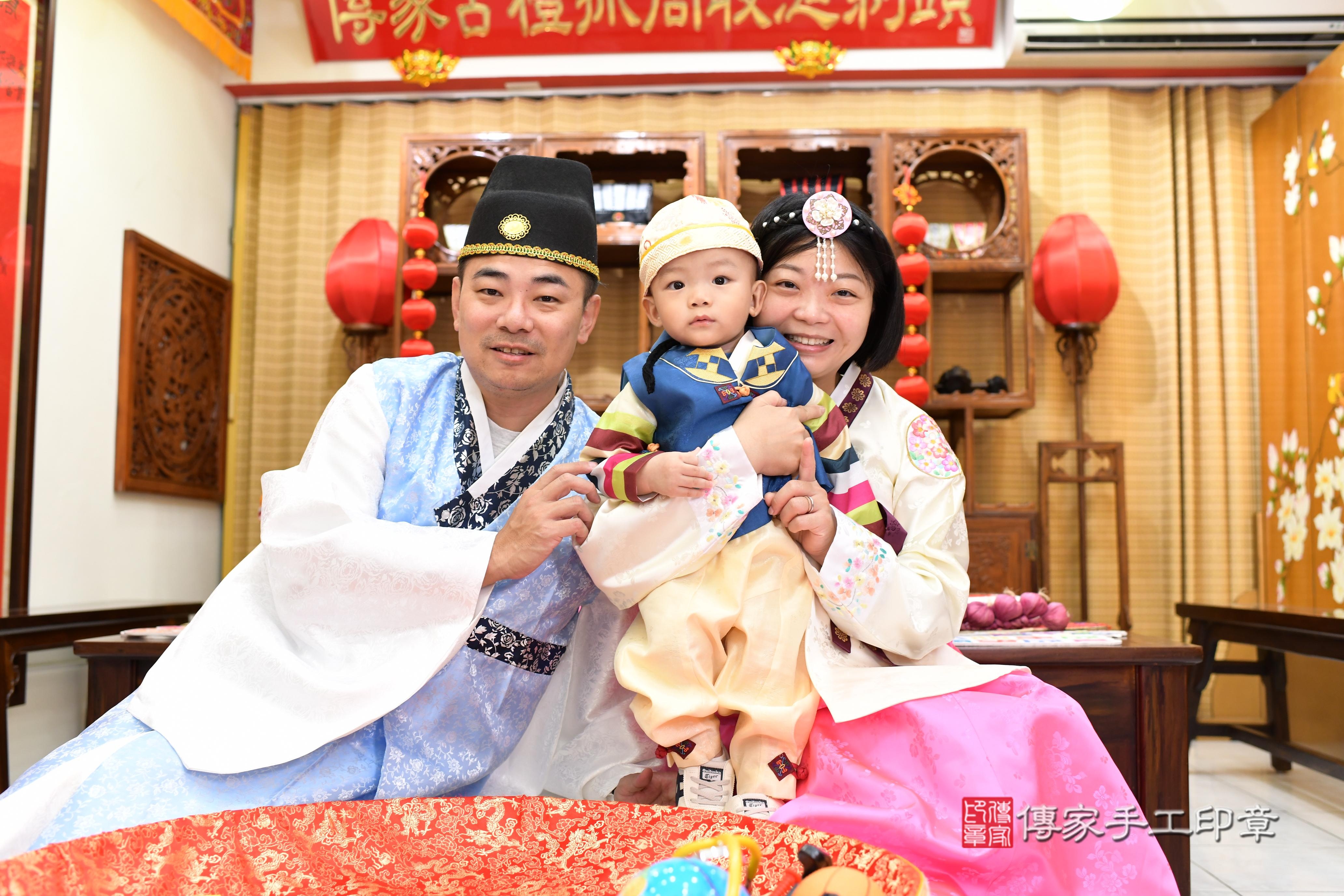 傳家手工印章台南店、抓周、度脺、美式風會場、傳家嬰兒古禮、吉祥話、抓周道具物品24種、拍照。抓周證書。寶寶抓周、滿周歲、生日快樂、祝福 傳家手工印章台南店、抓周、度脺、美式風會場、傳家嬰兒古禮、吉祥話、抓周道具物品24種、拍照。抓周證書。寶寶抓周、滿周歲、生日快樂、祝福