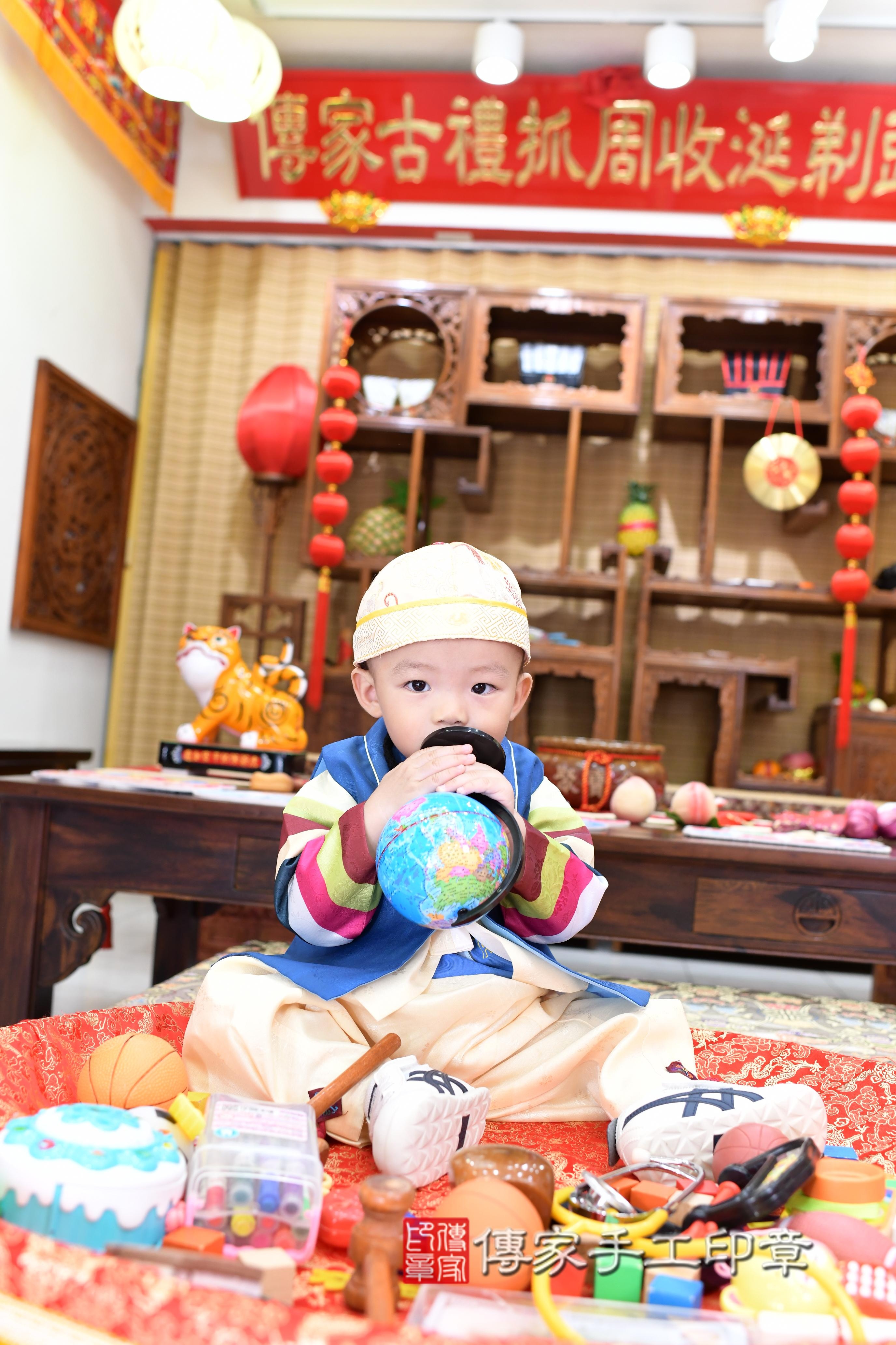 傳家手工印章台南店、抓周、度脺、美式風會場、傳家嬰兒古禮、吉祥話、抓周道具物品24種、拍照。抓周證書。寶寶抓周、滿周歲、生日快樂、祝福 傳家手工印章台南店、抓周、度脺、美式風會場、傳家嬰兒古禮、吉祥話、抓周道具物品24種、拍照。抓周證書。寶寶抓周、滿周歲、生日快樂、祝福
