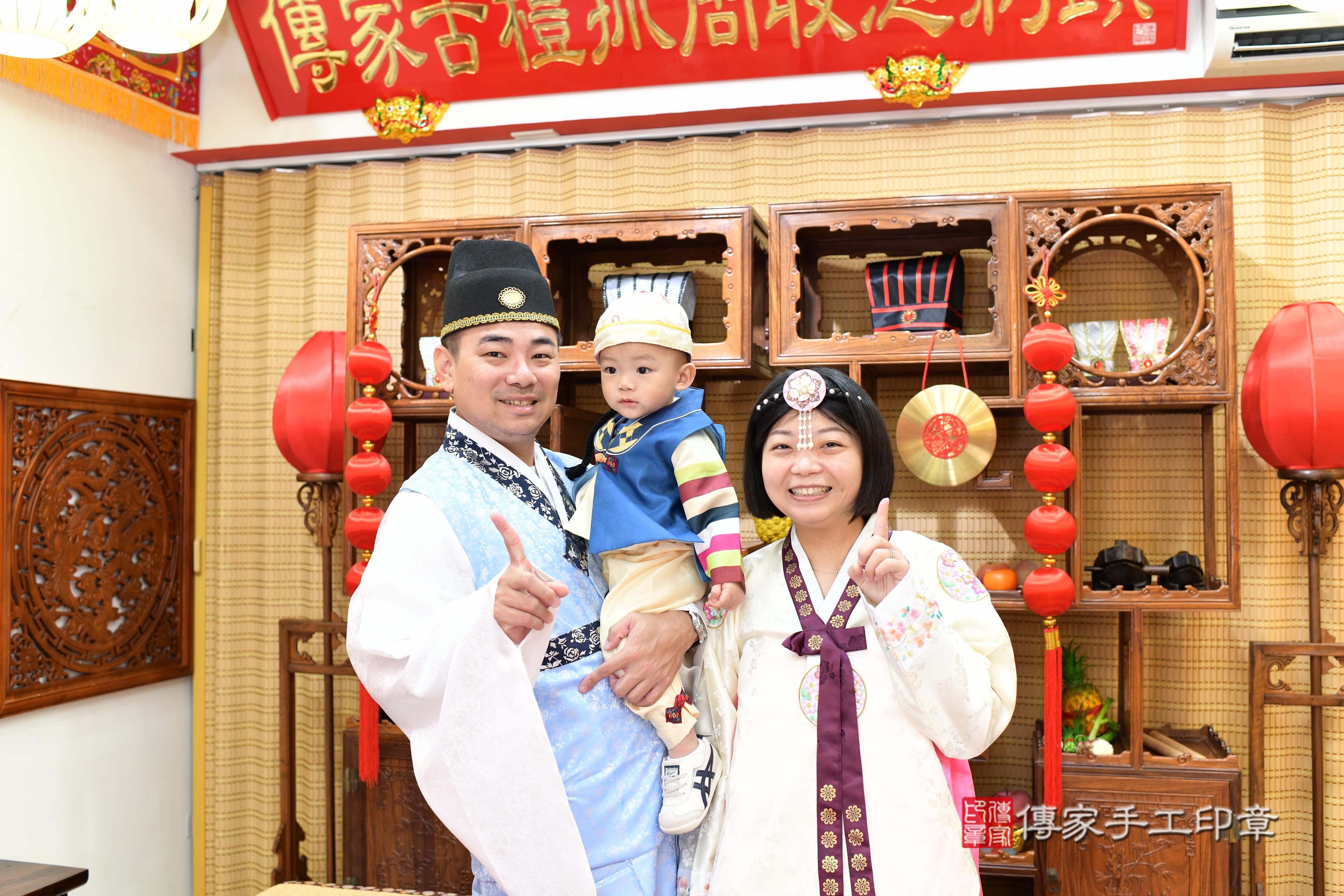 傳家手工印章台南店、抓周、度脺、美式風會場、傳家嬰兒古禮、吉祥話、抓周道具物品24種、拍照。抓周證書。寶寶抓周、滿周歲、生日快樂、祝福 傳家手工印章台南店、抓周、度脺、美式風會場、傳家嬰兒古禮、吉祥話、抓周道具物品24種、拍照。抓周證書。寶寶抓周、滿周歲、生日快樂、祝福