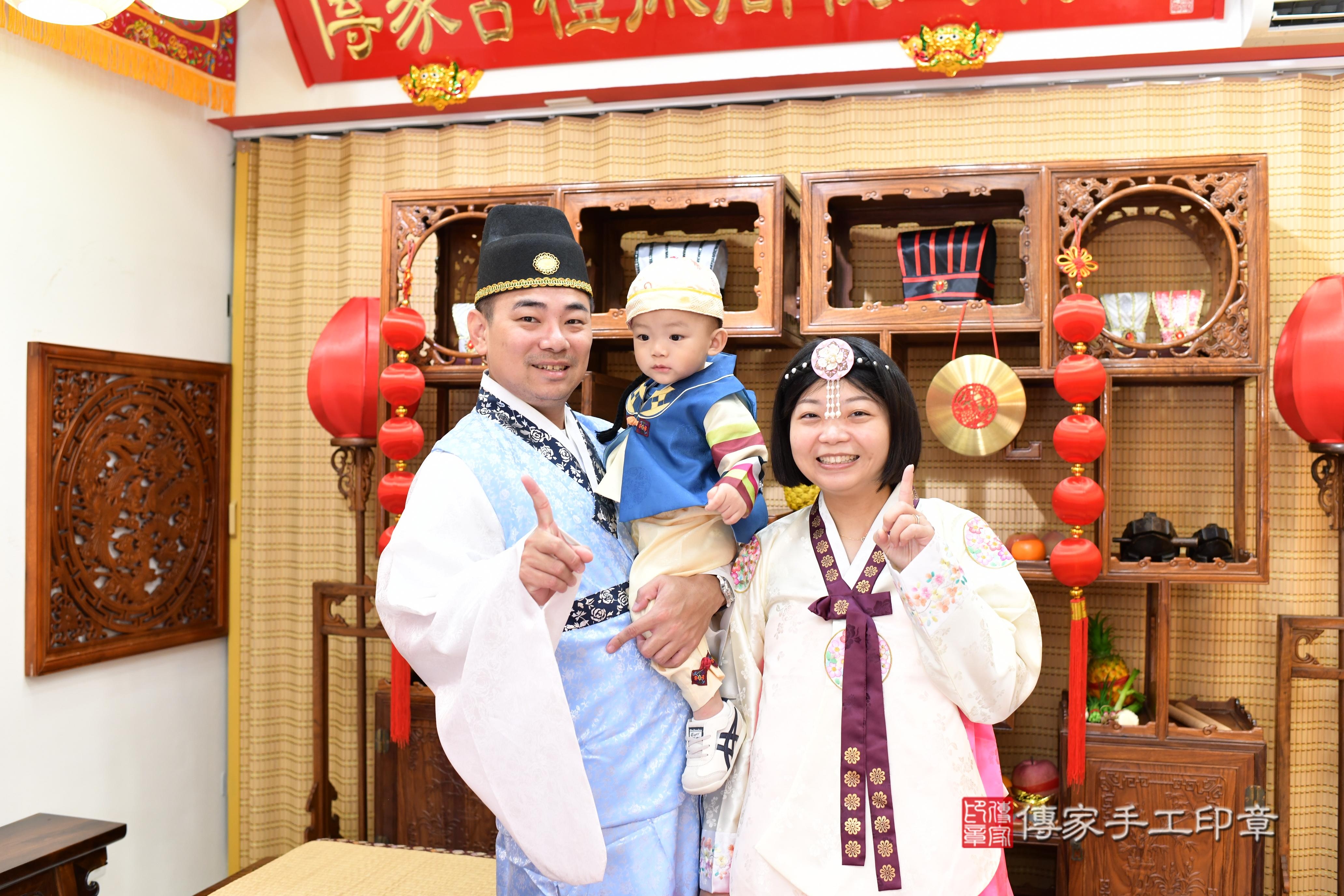 傳家手工印章台南店、抓周、度脺、美式風會場、傳家嬰兒古禮、吉祥話、抓周道具物品24種、拍照。抓周證書。寶寶抓周、滿周歲、生日快樂、祝福 傳家手工印章台南店、抓周、度脺、美式風會場、傳家嬰兒古禮、吉祥話、抓周道具物品24種、拍照。抓周證書。寶寶抓周、滿周歲、生日快樂、祝福