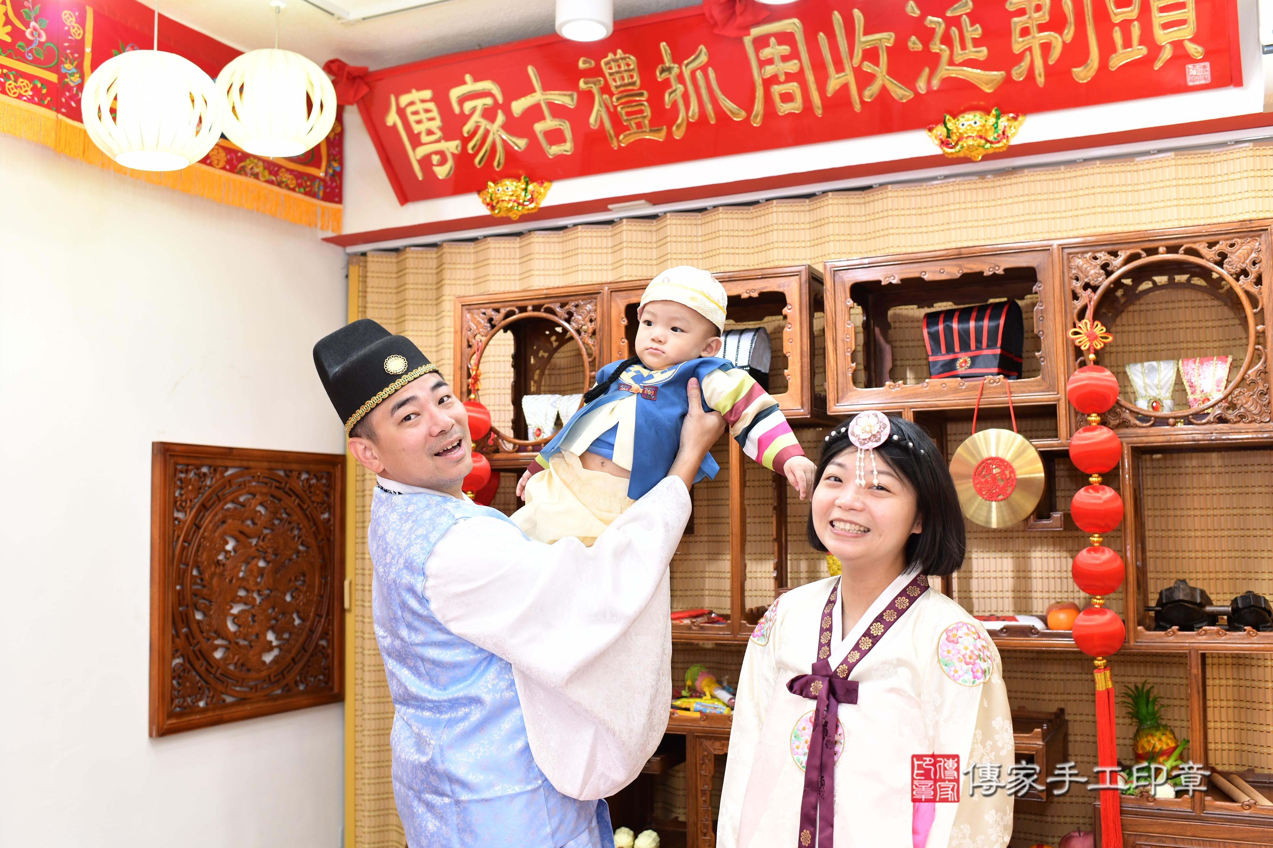 傳家手工印章台南店、抓周、度脺、美式風會場、傳家嬰兒古禮、吉祥話、抓周道具物品24種、拍照。抓周證書。寶寶抓周、滿周歲、生日快樂、祝福 傳家手工印章台南店、抓周、度脺、美式風會場、傳家嬰兒古禮、吉祥話、抓周道具物品24種、拍照。抓周證書。寶寶抓周、滿周歲、生日快樂、祝福