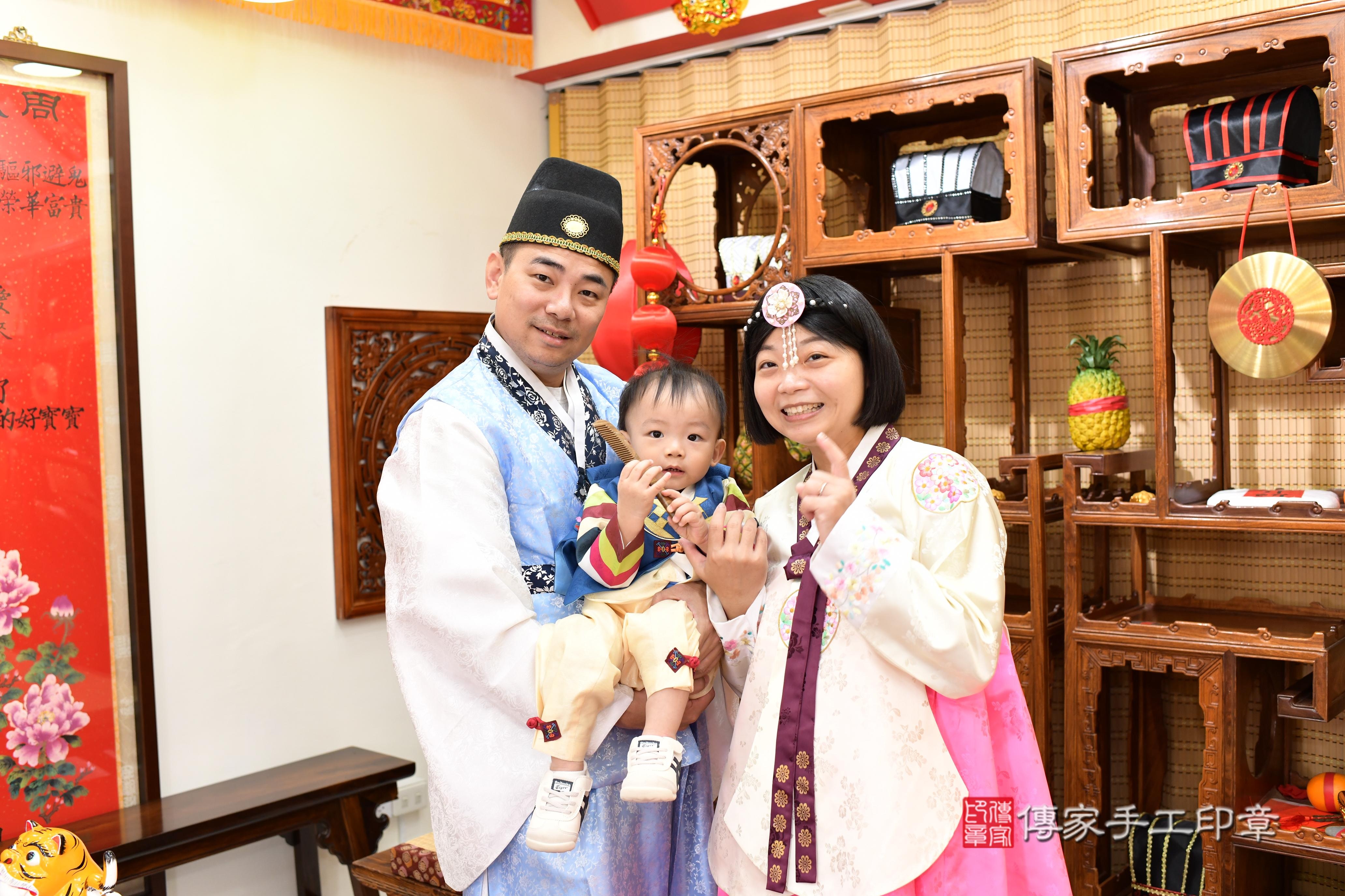 傳家手工印章台南店、抓周、度脺、美式風會場、傳家嬰兒古禮、吉祥話、抓周道具物品24種、拍照。抓周證書。寶寶抓周、滿周歲、生日快樂、祝福 傳家手工印章台南店、抓周、度脺、美式風會場、傳家嬰兒古禮、吉祥話、抓周道具物品24種、拍照。抓周證書。寶寶抓周、滿周歲、生日快樂、祝福