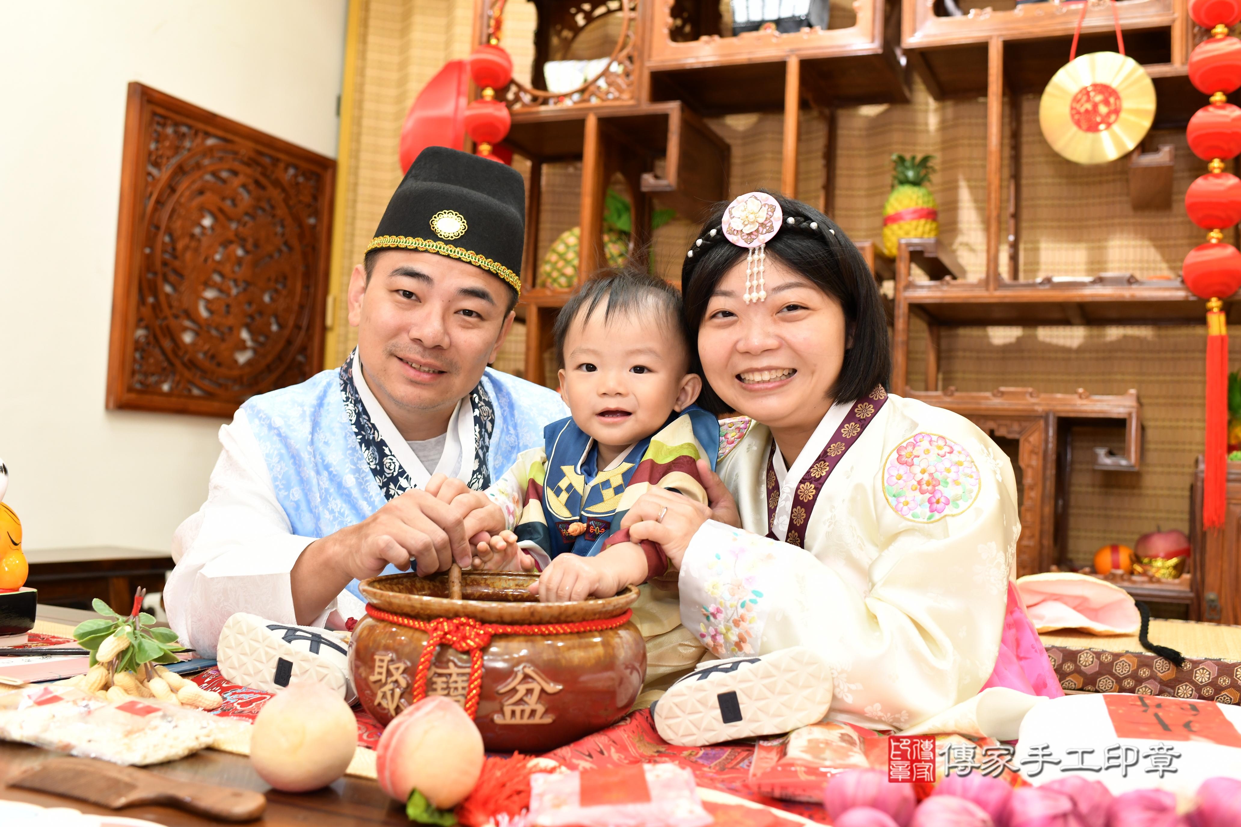 傳家手工印章台南店、抓周、度脺、美式風會場、傳家嬰兒古禮、吉祥話、抓周道具物品24種、拍照。抓周證書。寶寶抓周、滿周歲、生日快樂、祝福 傳家手工印章台南店、抓周、度脺、美式風會場、傳家嬰兒古禮、吉祥話、抓周道具物品24種、拍照。抓周證書。寶寶抓周、滿周歲、生日快樂、祝福