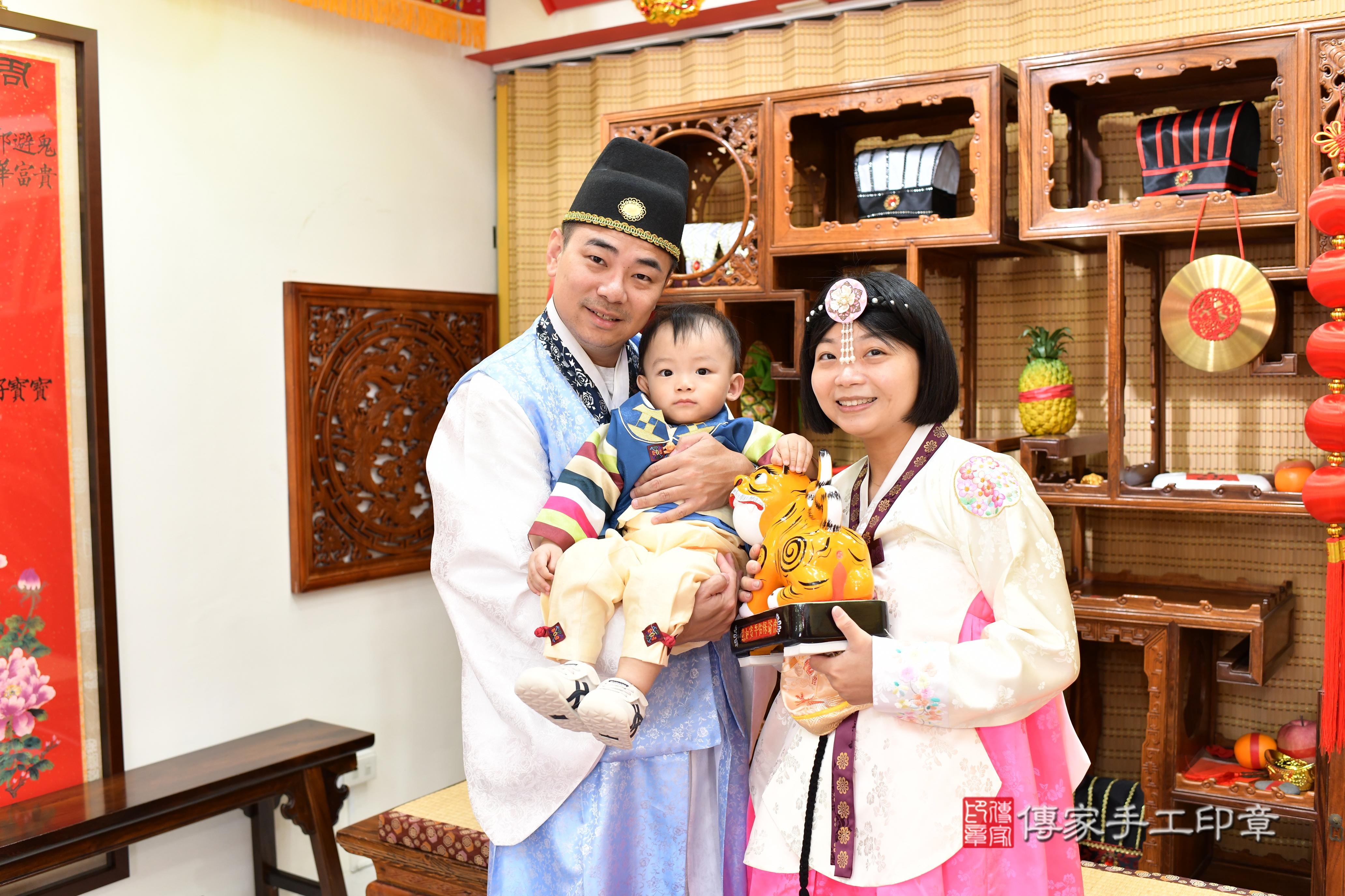 傳家手工印章台南店、抓周、度脺、美式風會場、傳家嬰兒古禮、吉祥話、抓周道具物品24種、拍照。抓周證書。寶寶抓周、滿周歲、生日快樂、祝福 傳家手工印章台南店、抓周、度脺、美式風會場、傳家嬰兒古禮、吉祥話、抓周道具物品24種、拍照。抓周證書。寶寶抓周、滿周歲、生日快樂、祝福