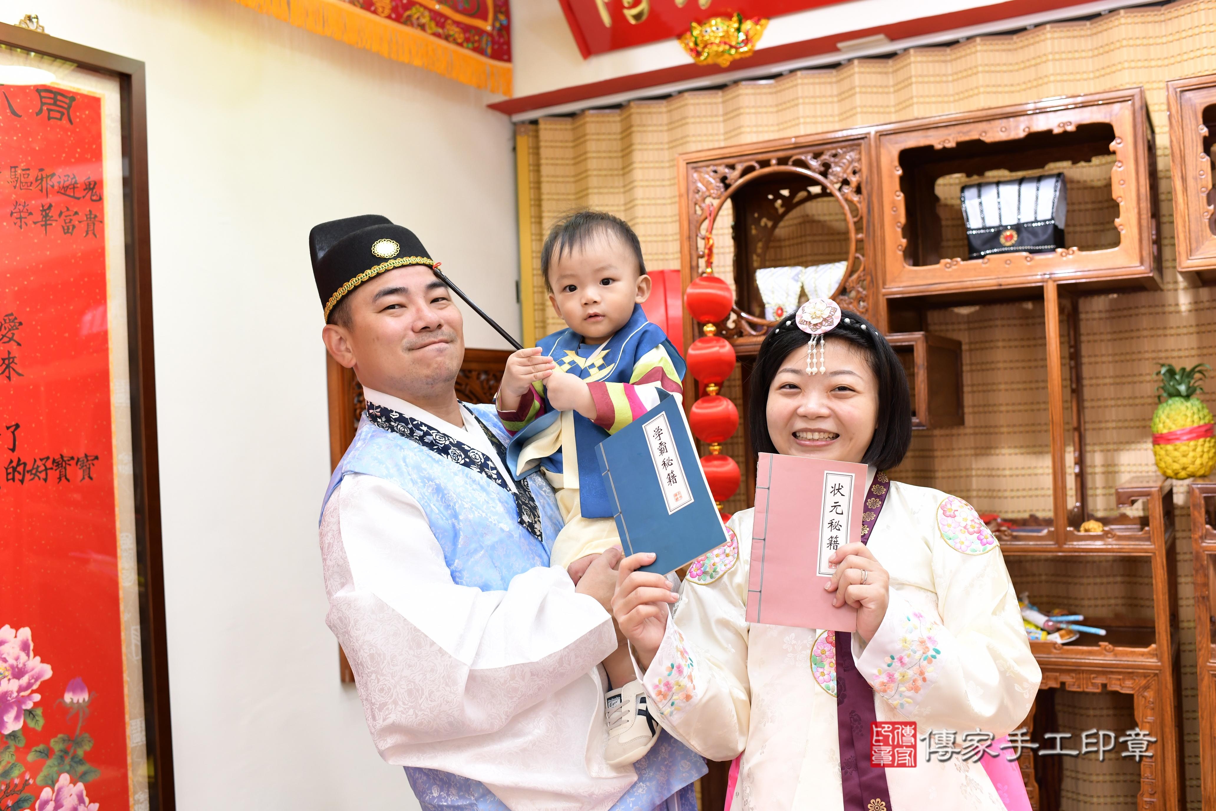 傳家手工印章台南店、抓周、度脺、美式風會場、傳家嬰兒古禮、吉祥話、抓周道具物品24種、拍照。抓周證書。寶寶抓周、滿周歲、生日快樂、祝福 傳家手工印章台南店、抓周、度脺、美式風會場、傳家嬰兒古禮、吉祥話、抓周道具物品24種、拍照。抓周證書。寶寶抓周、滿周歲、生日快樂、祝福
