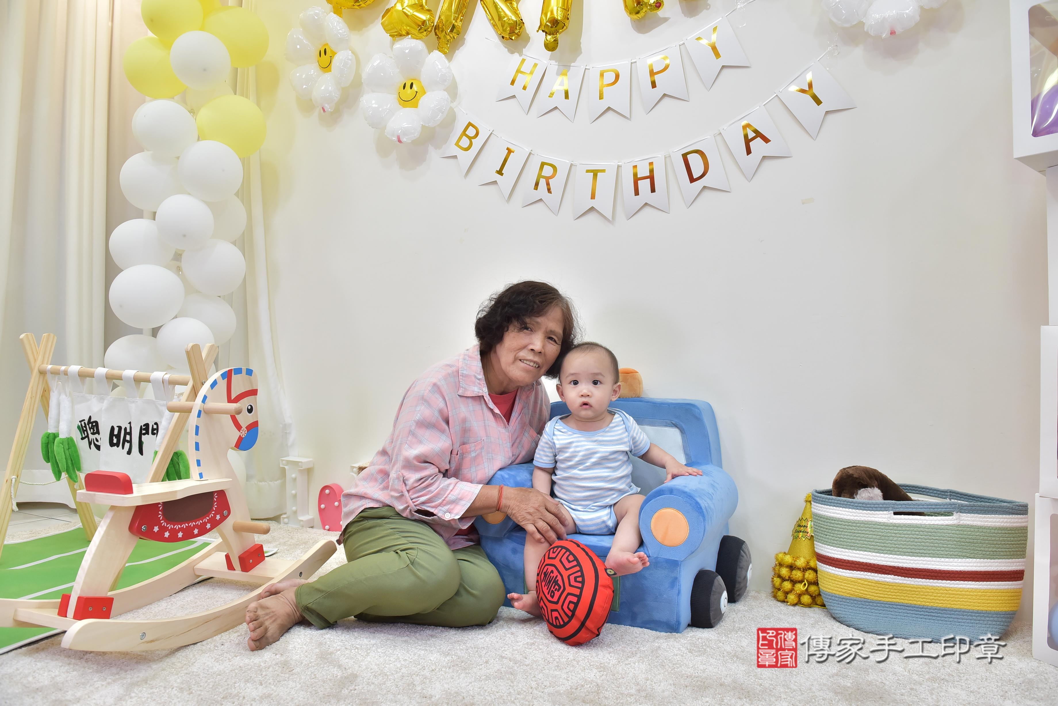 傳家手工印章台南店、抓周、度脺、美式風會場、傳家嬰兒古禮、吉祥話、抓周道具物品24種、拍照。抓周證書。寶寶抓周、滿周歲、生日快樂、祝福 傳家手工印章台南店、抓周、度脺、美式風會場、傳家嬰兒古禮、吉祥話、抓周道具物品24種、拍照。抓周證書。寶寶抓周、滿周歲、生日快樂、祝福